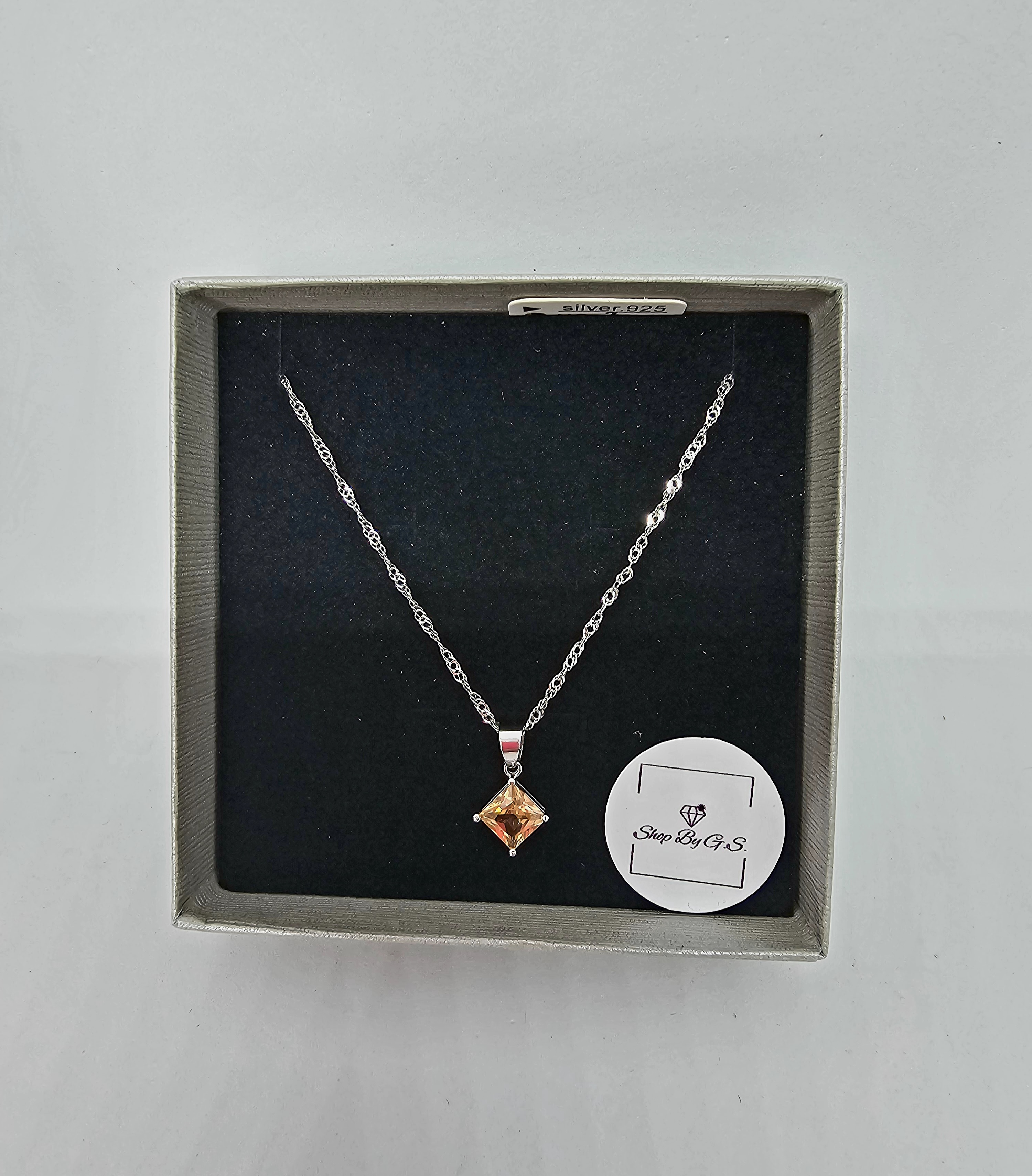 Grandinėlė su kvadratiniu aukso spalvos cirkoniu