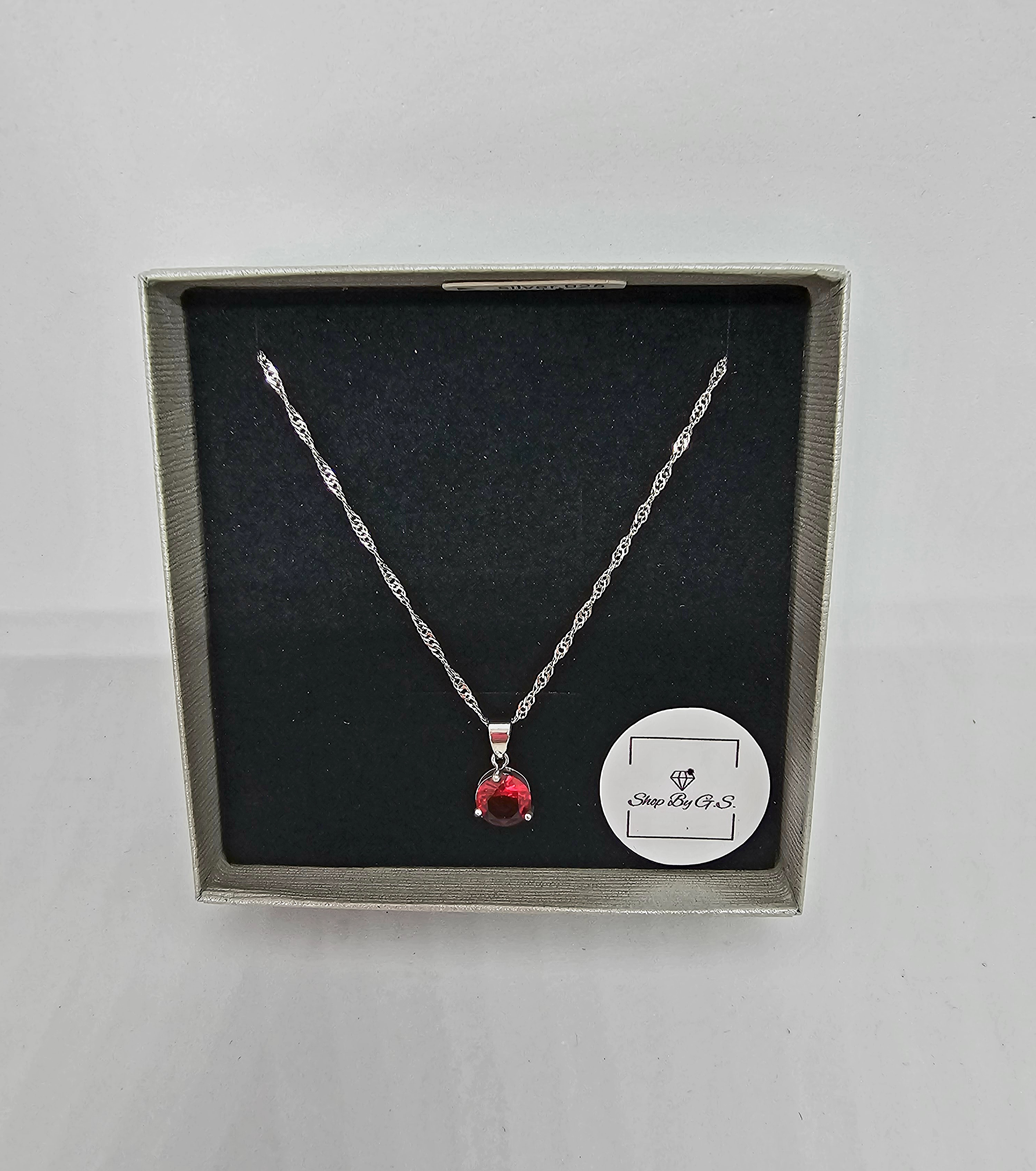 Grandinėlė su ovaliu raudonu cirkoniu