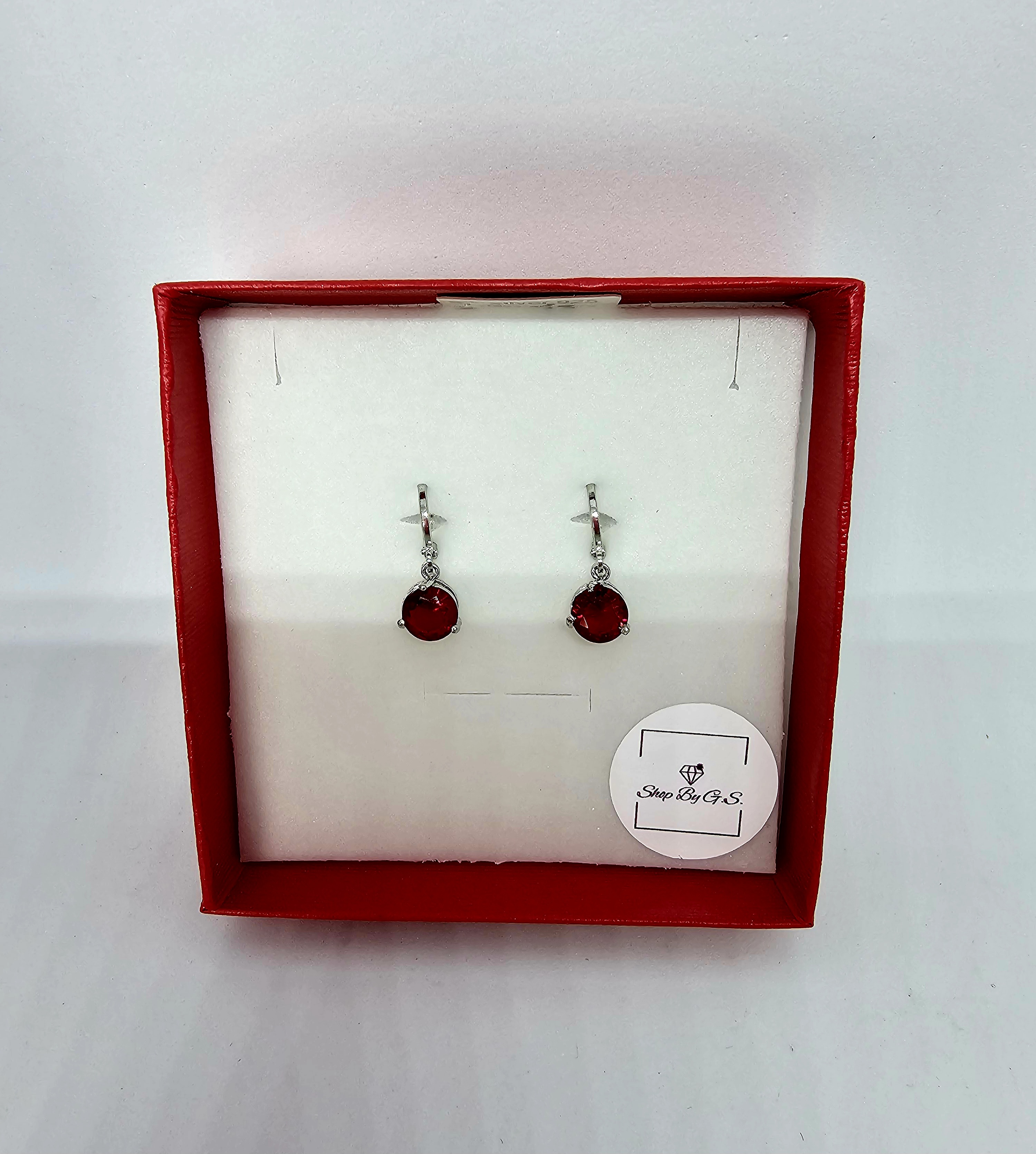 Auskarai su ovaliu raudoniu cirkoniu