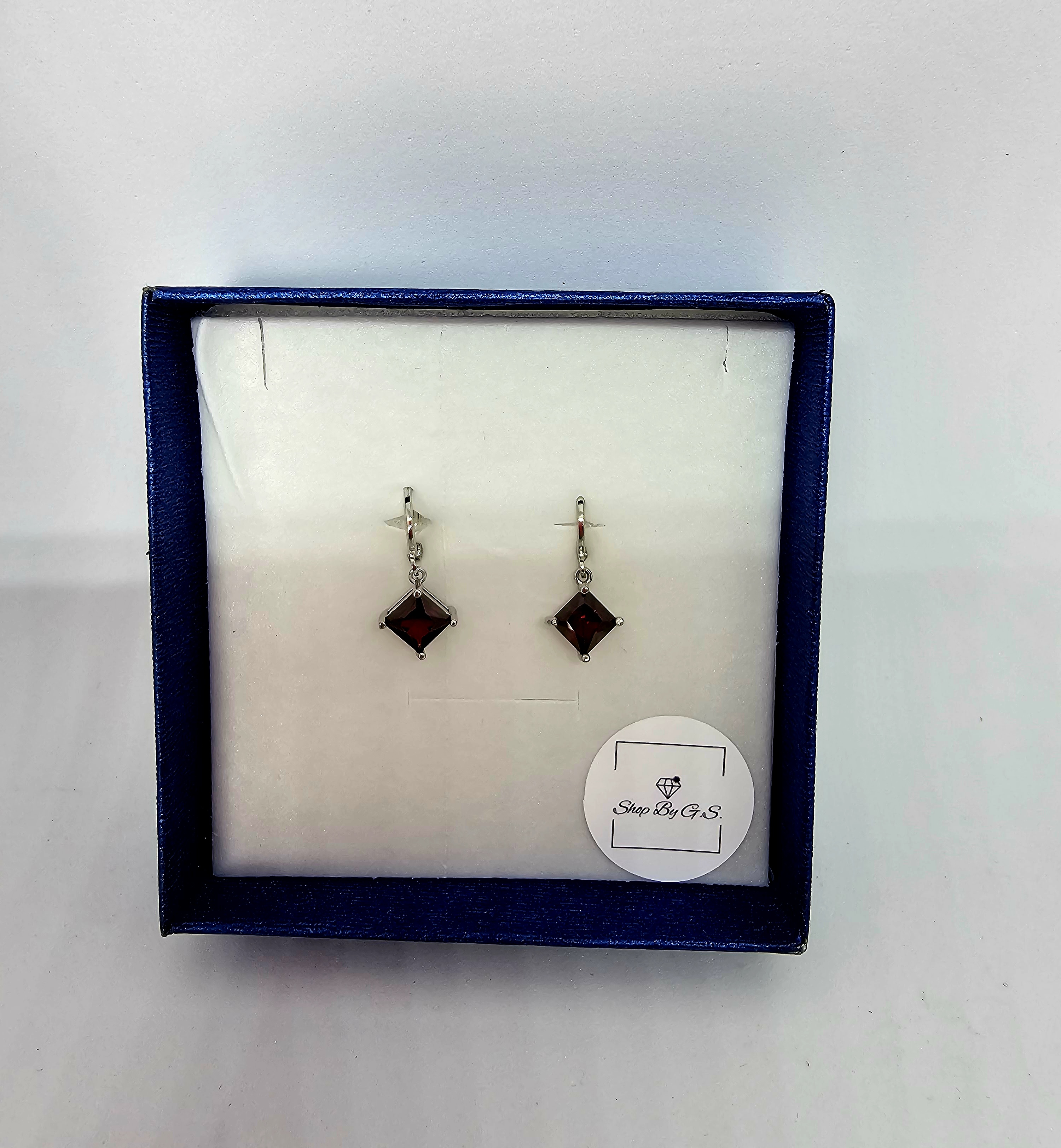 Auskarai su kvadratiniais bordo cirkoniais