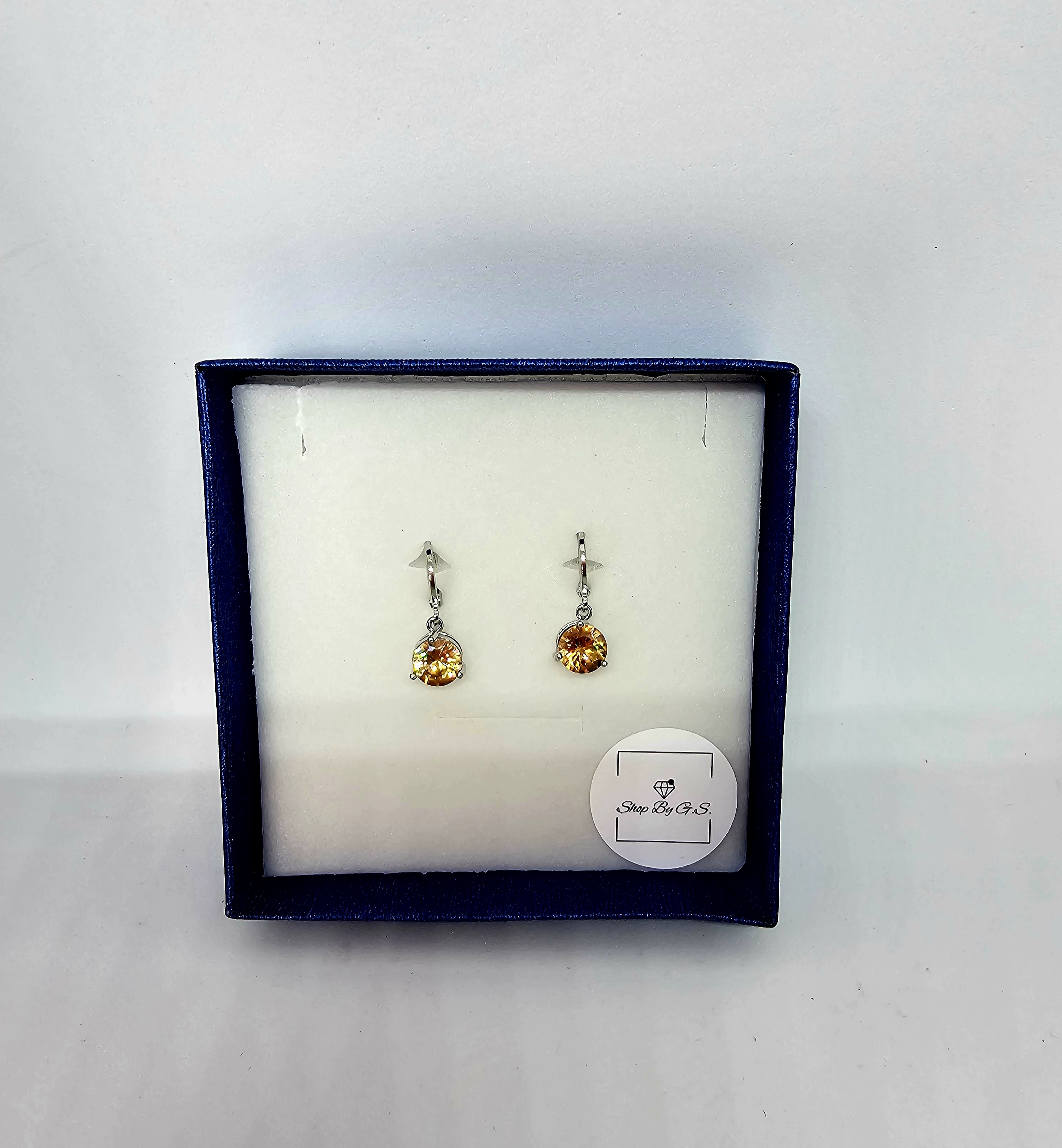 Auskarai su ovaliais aukso cirkoniais