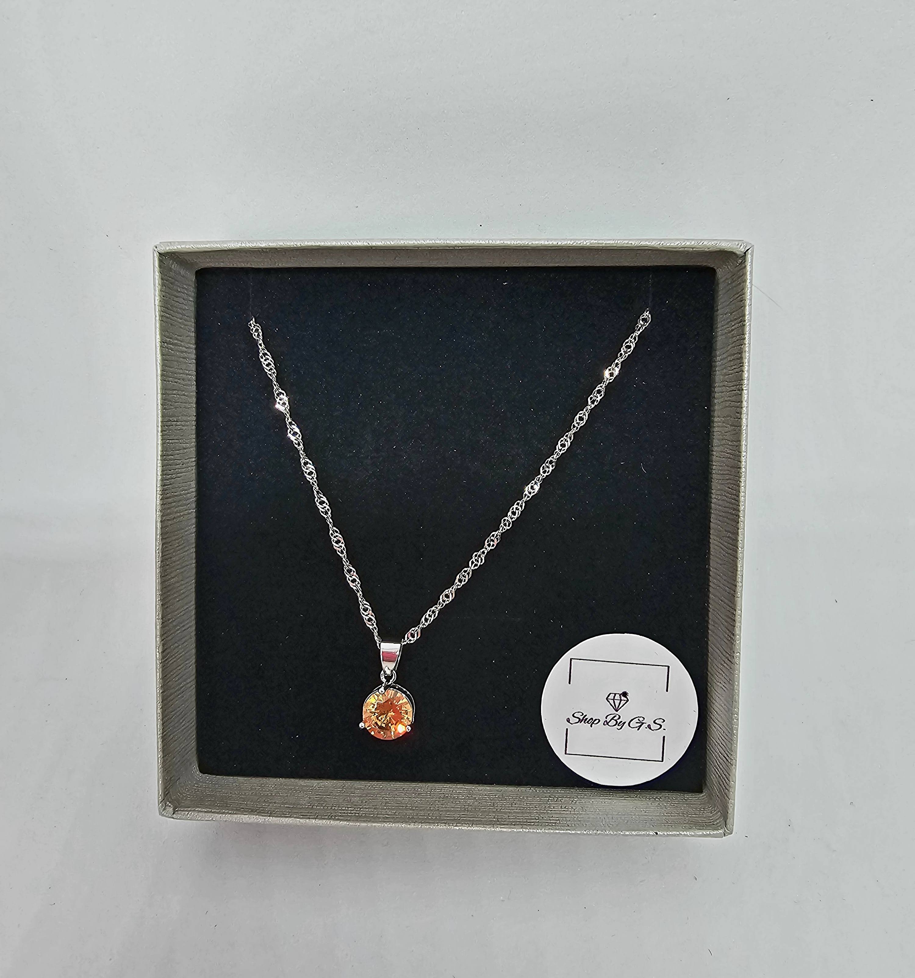 Grandinėlė su ovaliu aukso spalvos cirkoniu