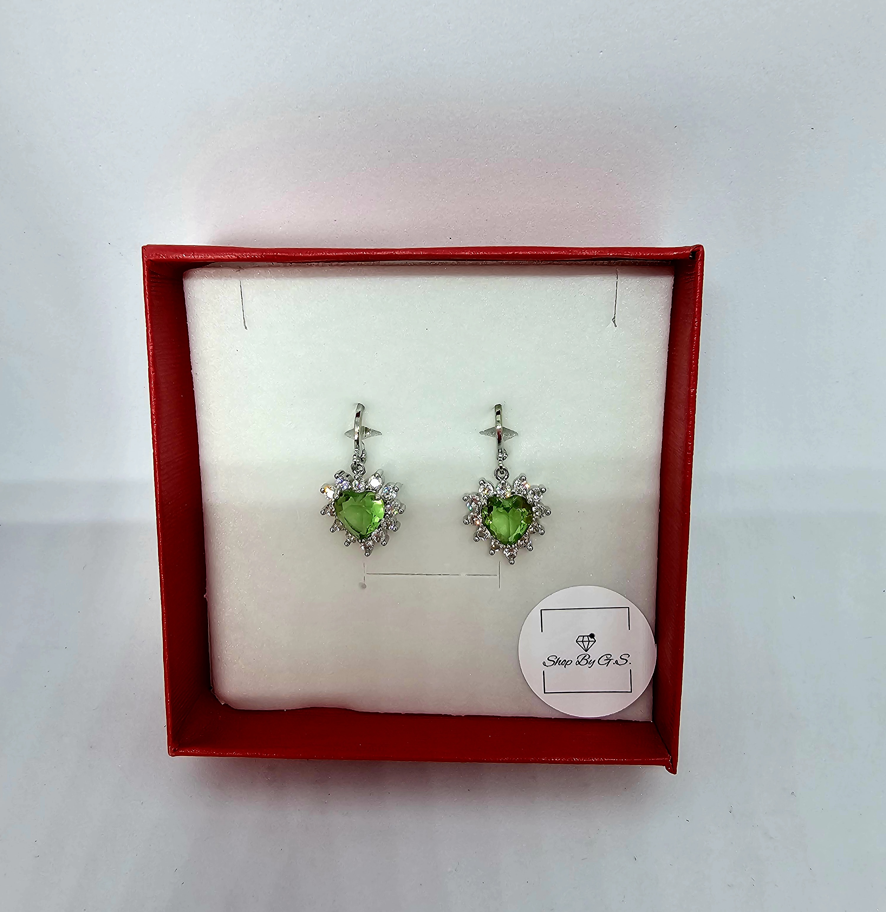 Auskarai širdelės su šviesiai žaliais cirkoniais