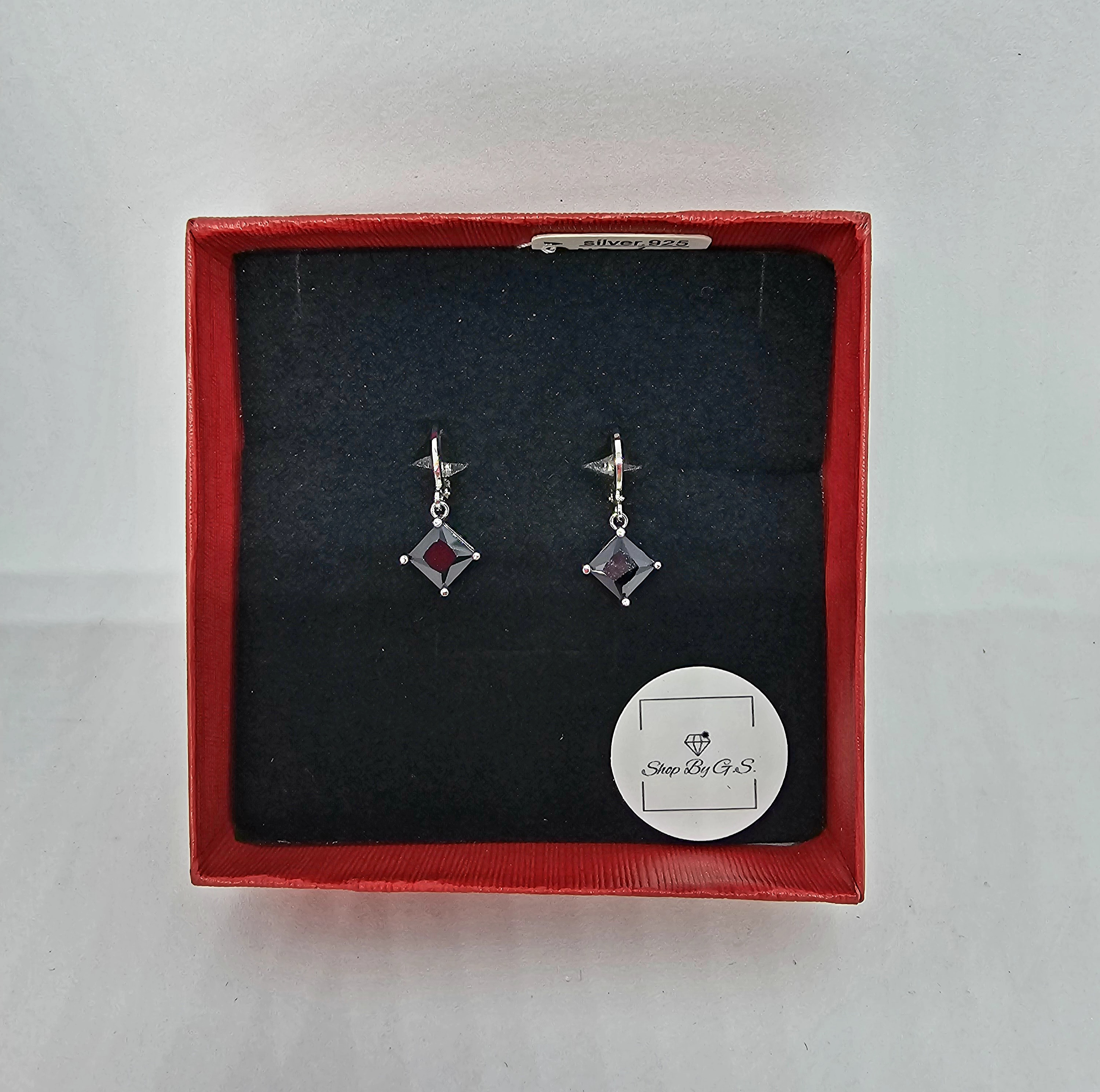 Auskarai su kvadratiniais juodais cirkoniais