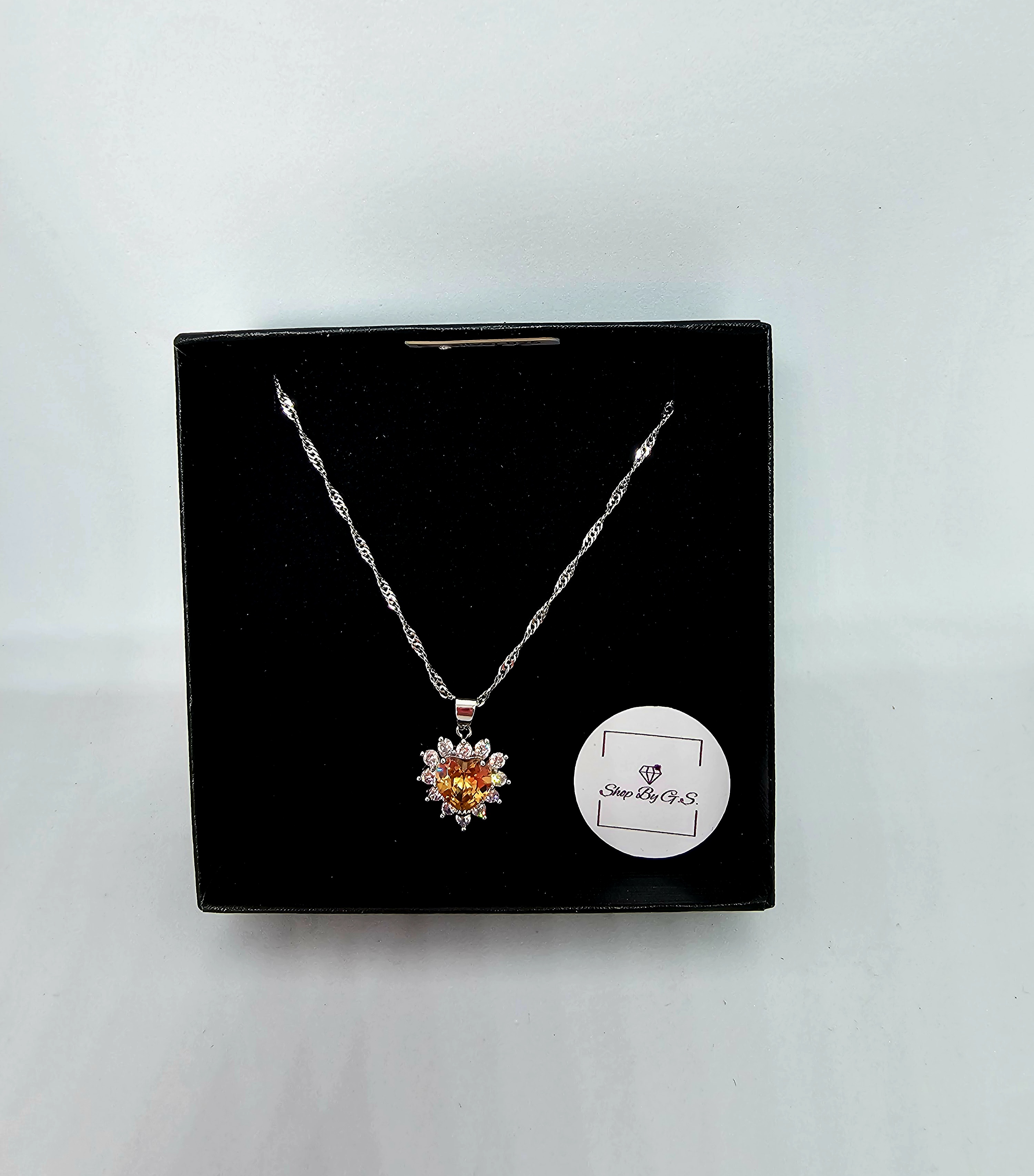 Grandinėlė širdelė su aukso spalvos cirkoniu