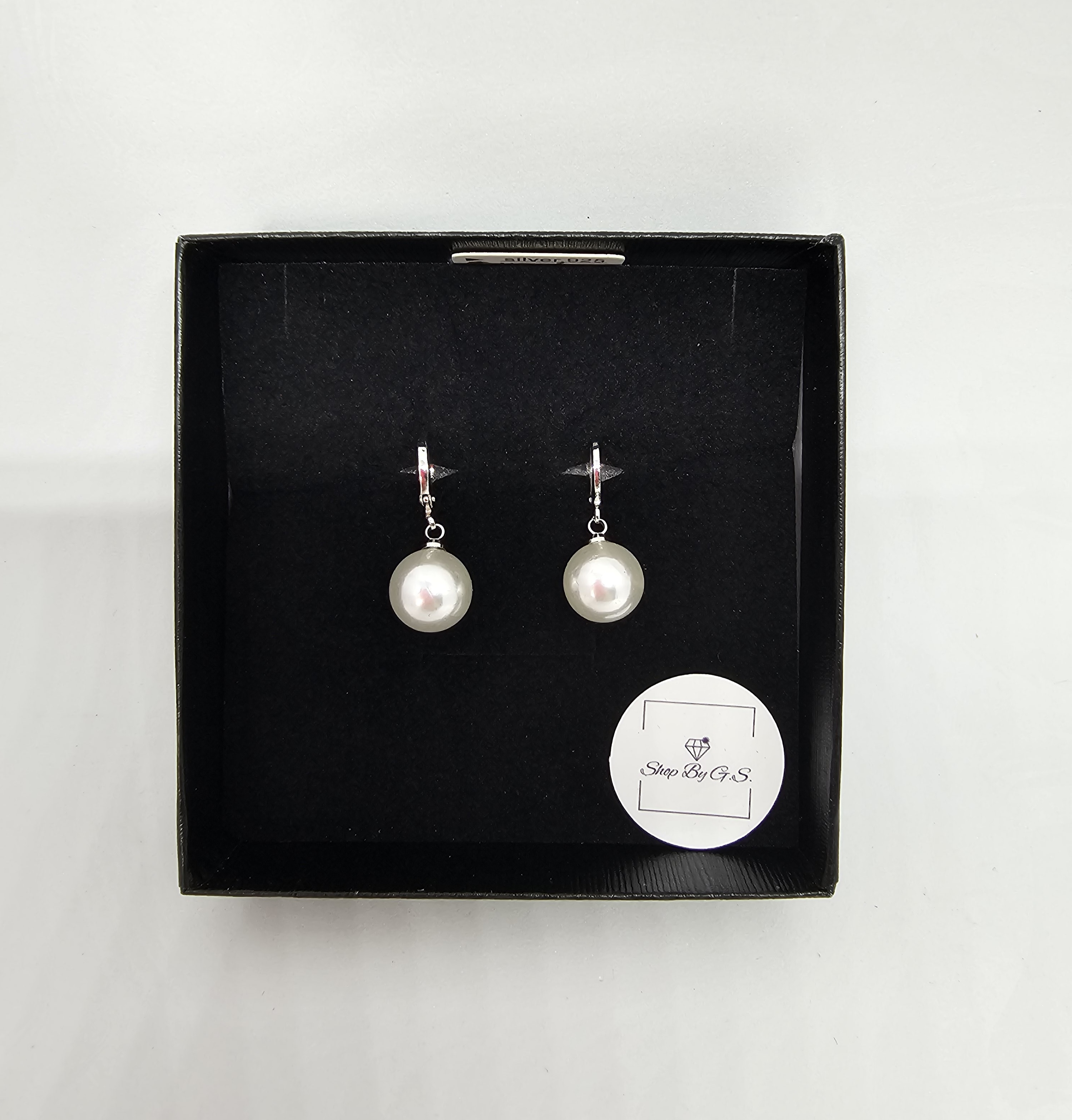 Auskarai su baltais perlais