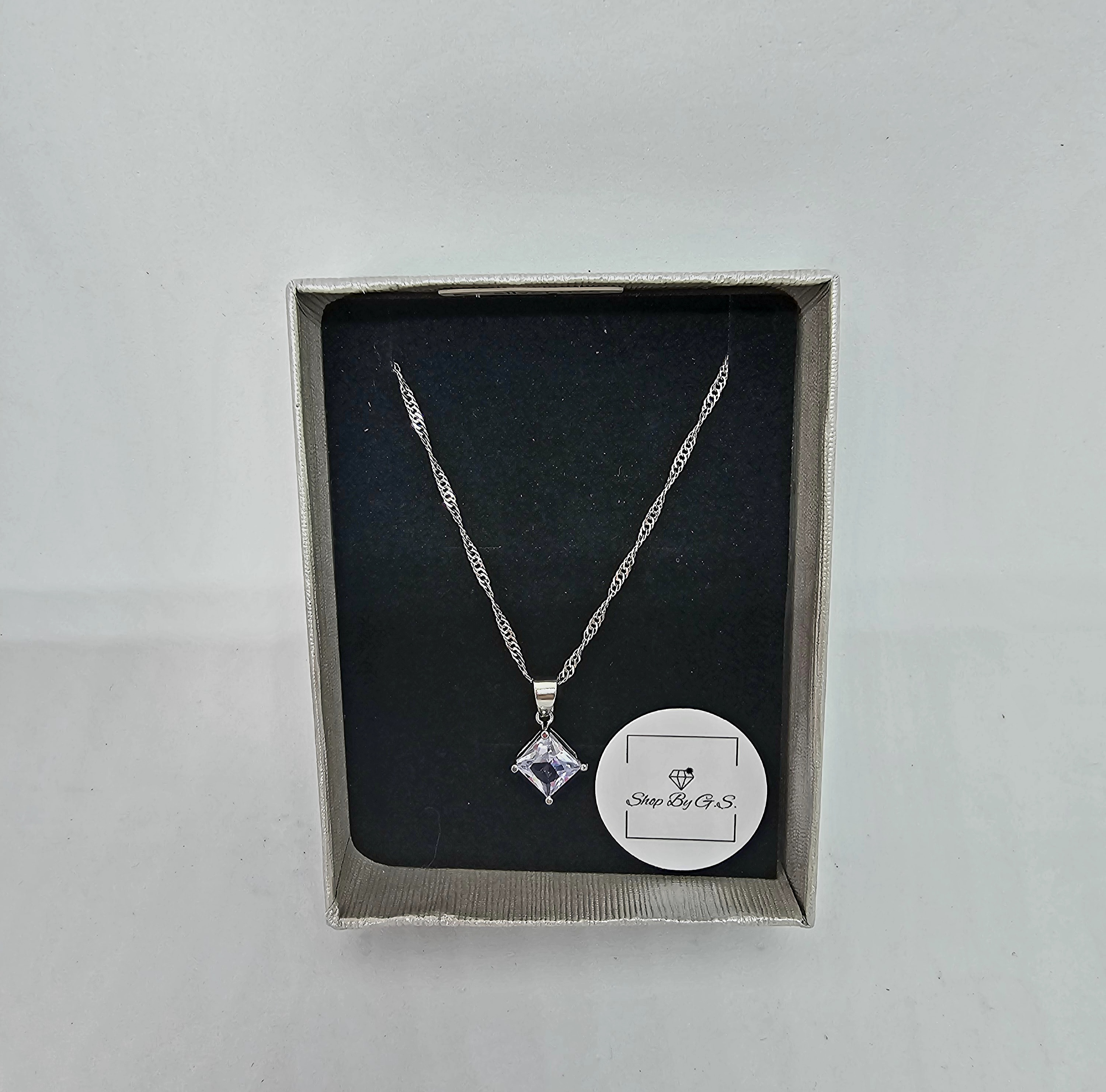 Grandinėlė su kvadratiniu sidabro spalvos cirkoniu