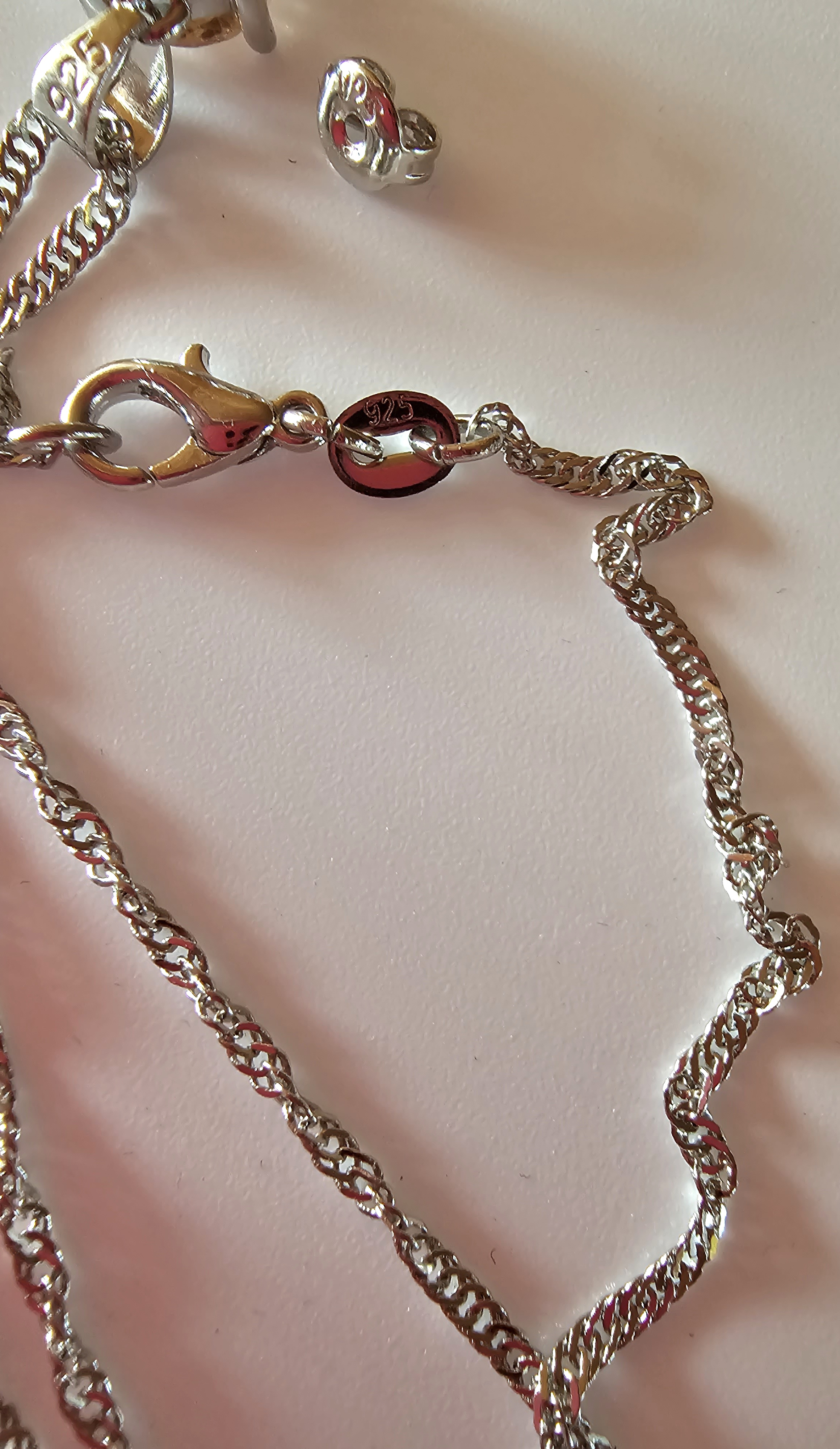 Grandinėlė su kvadratiniu chaki cirkoniu