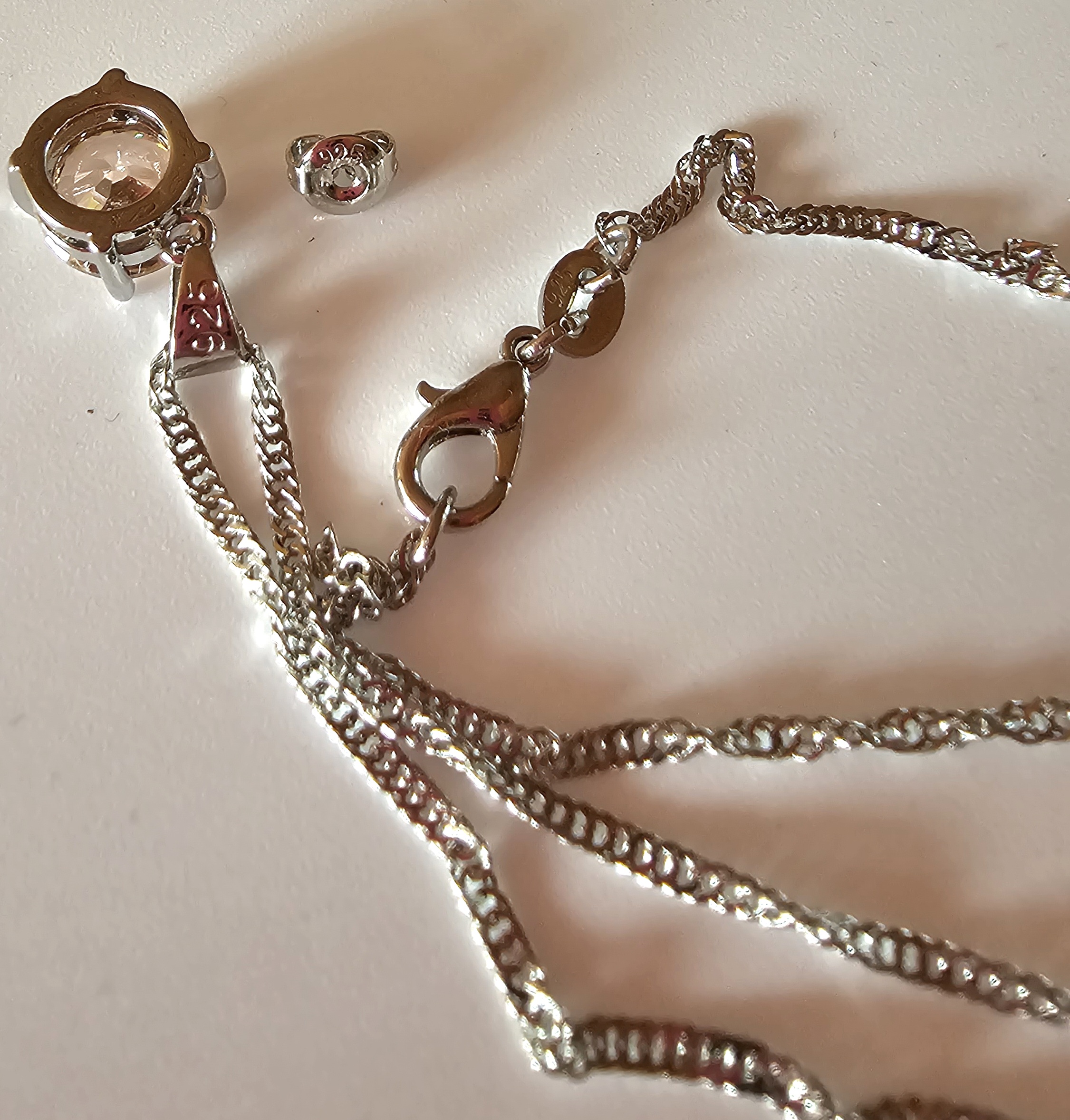 Papuošalų rinkinys su alyviniu cirkoniu