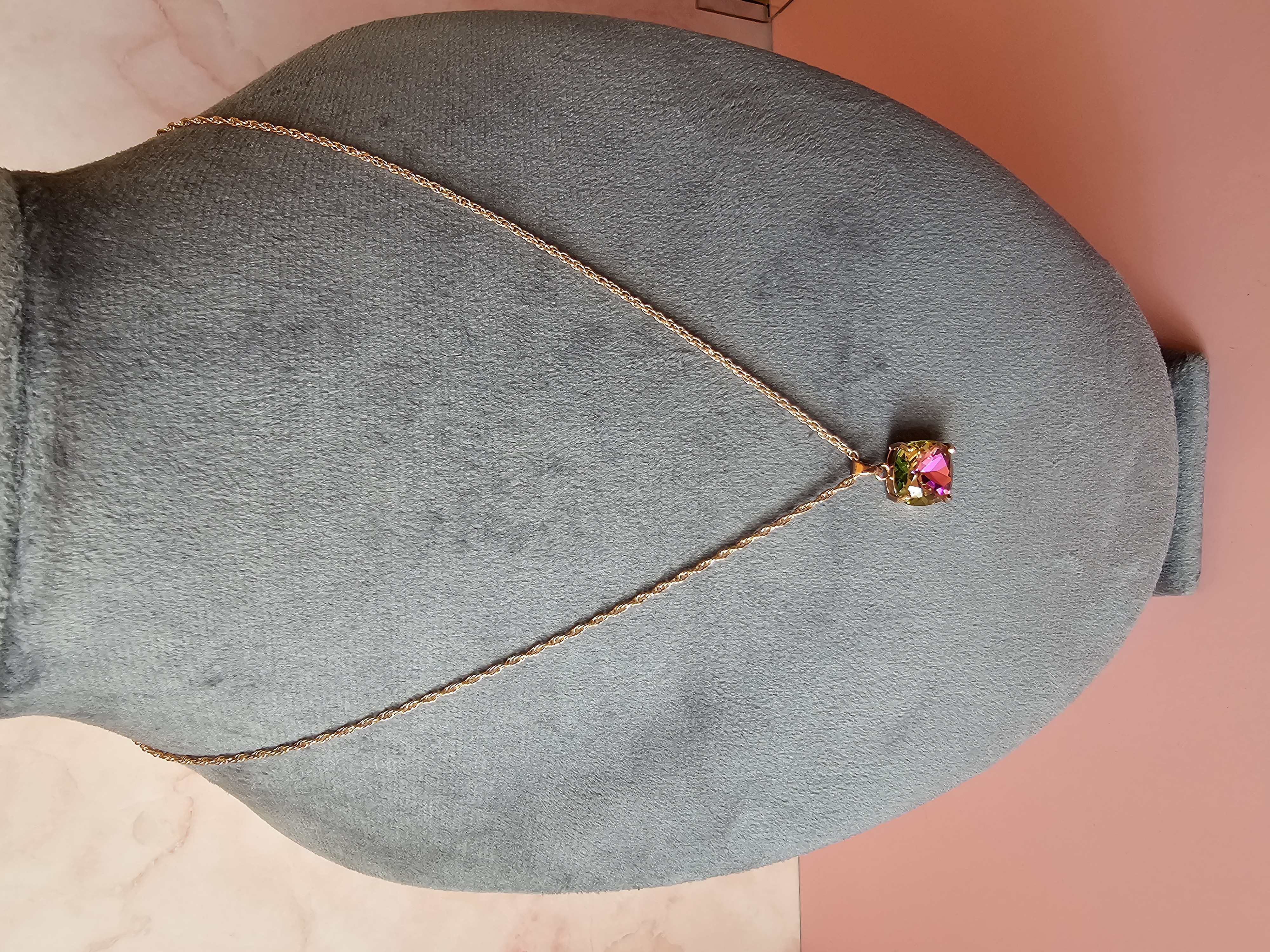 Auksu dengta grandinėlė su spalvingu pakabuku