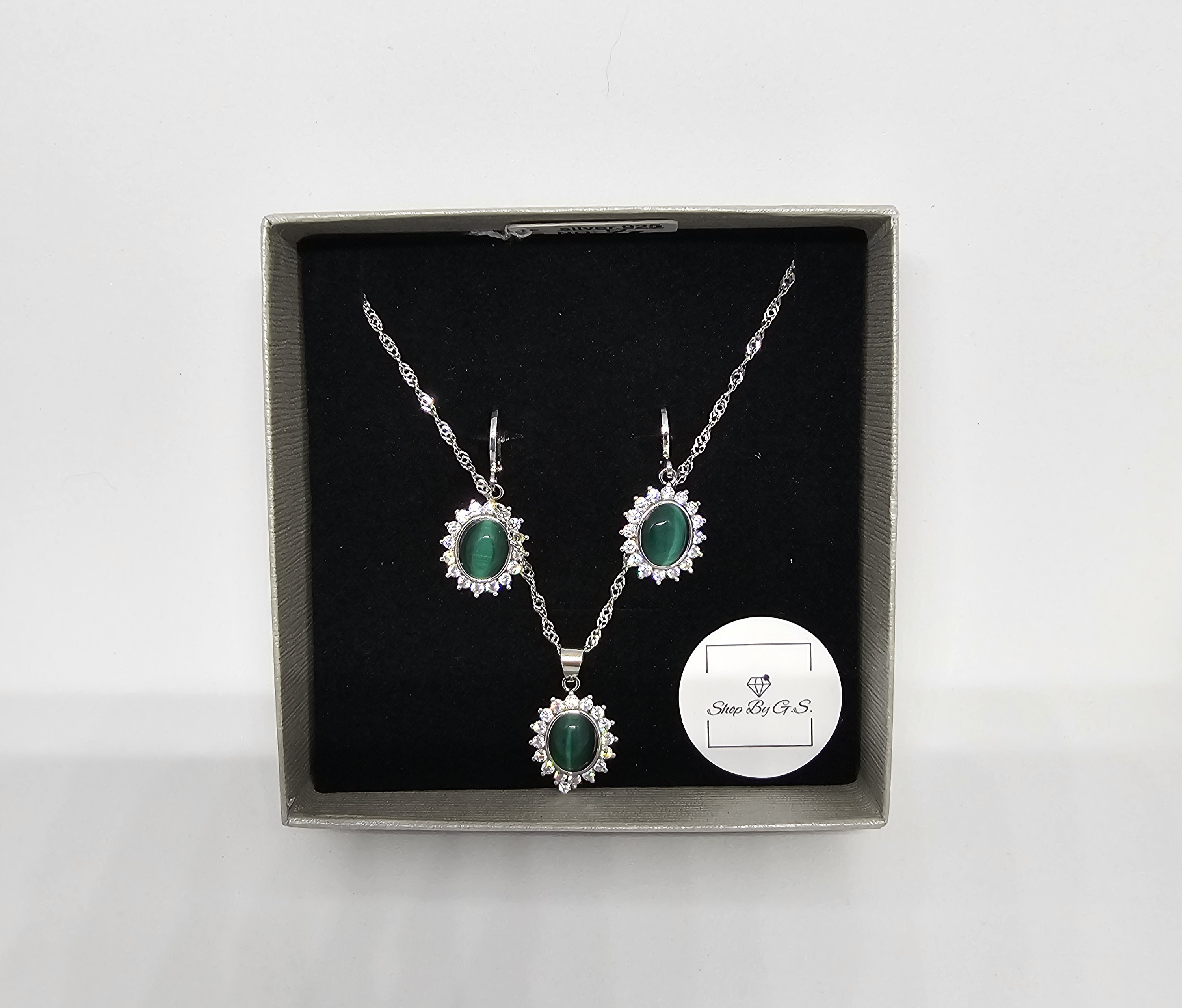 Papuošalų rinkinys su ovaliu smaragdiniu kvarcu