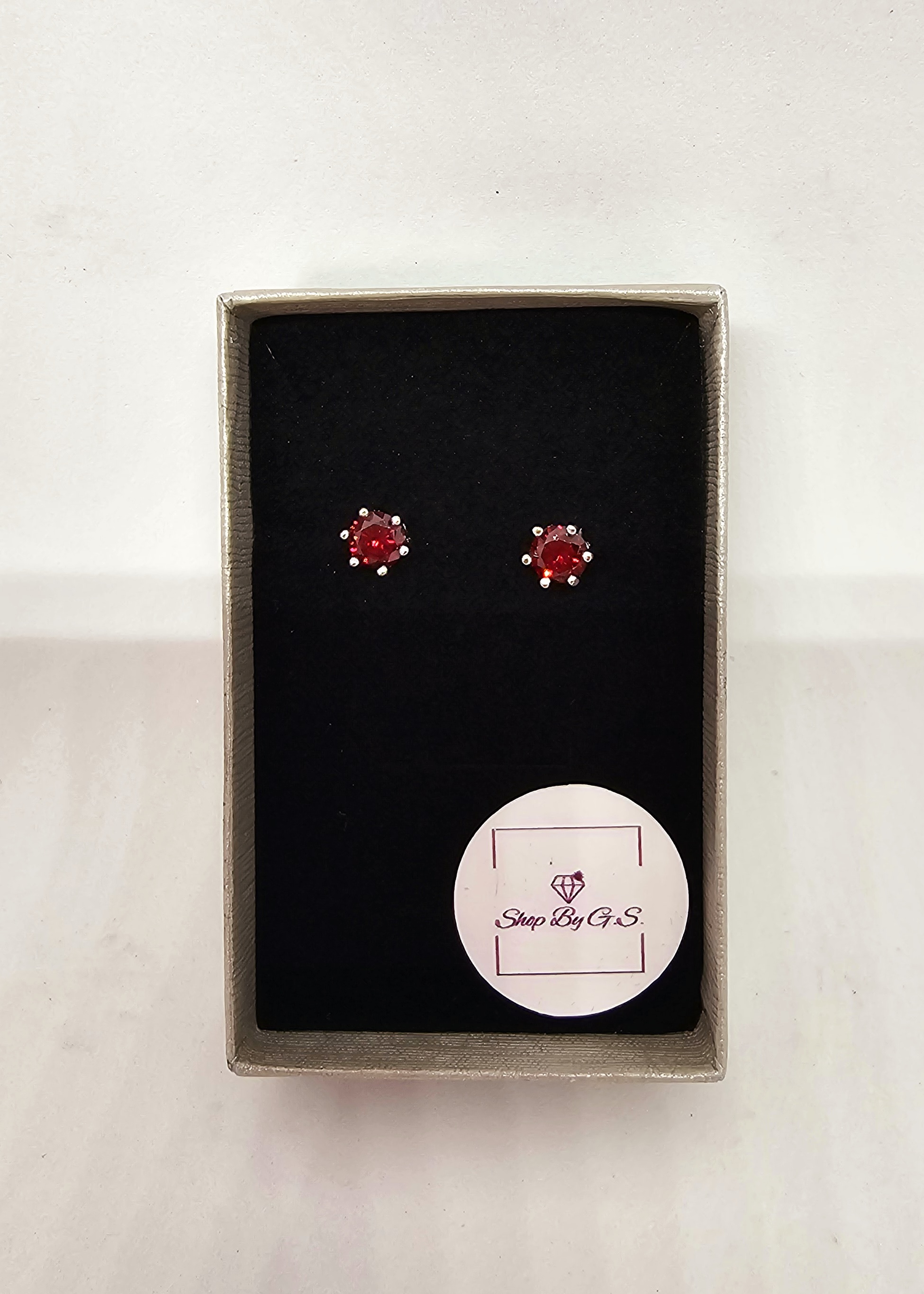 Auskarai su raudonu cirkoniu