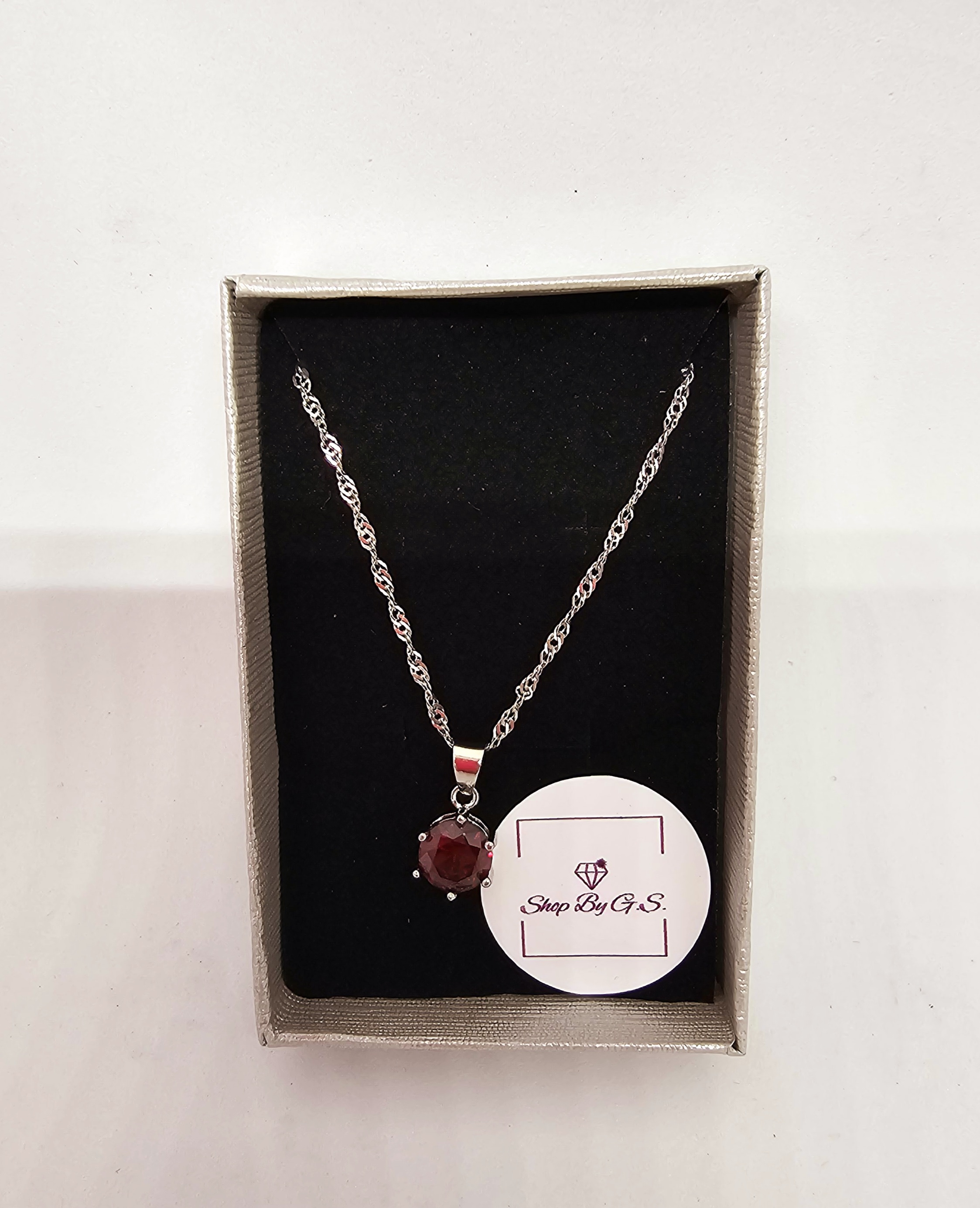 Grandinėlė su raudonu cirkoniu