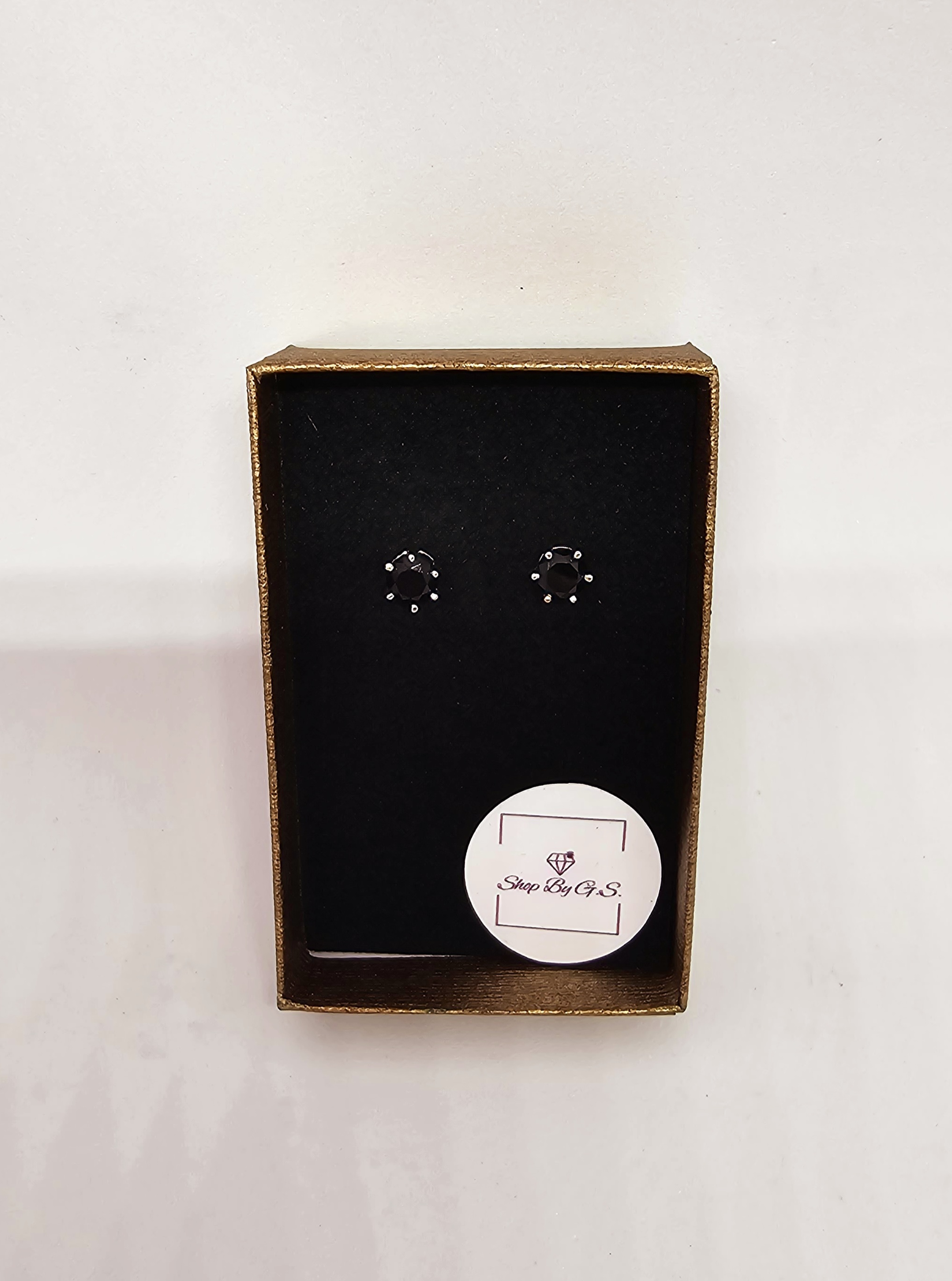 Auskarai su juodu cirkoniu