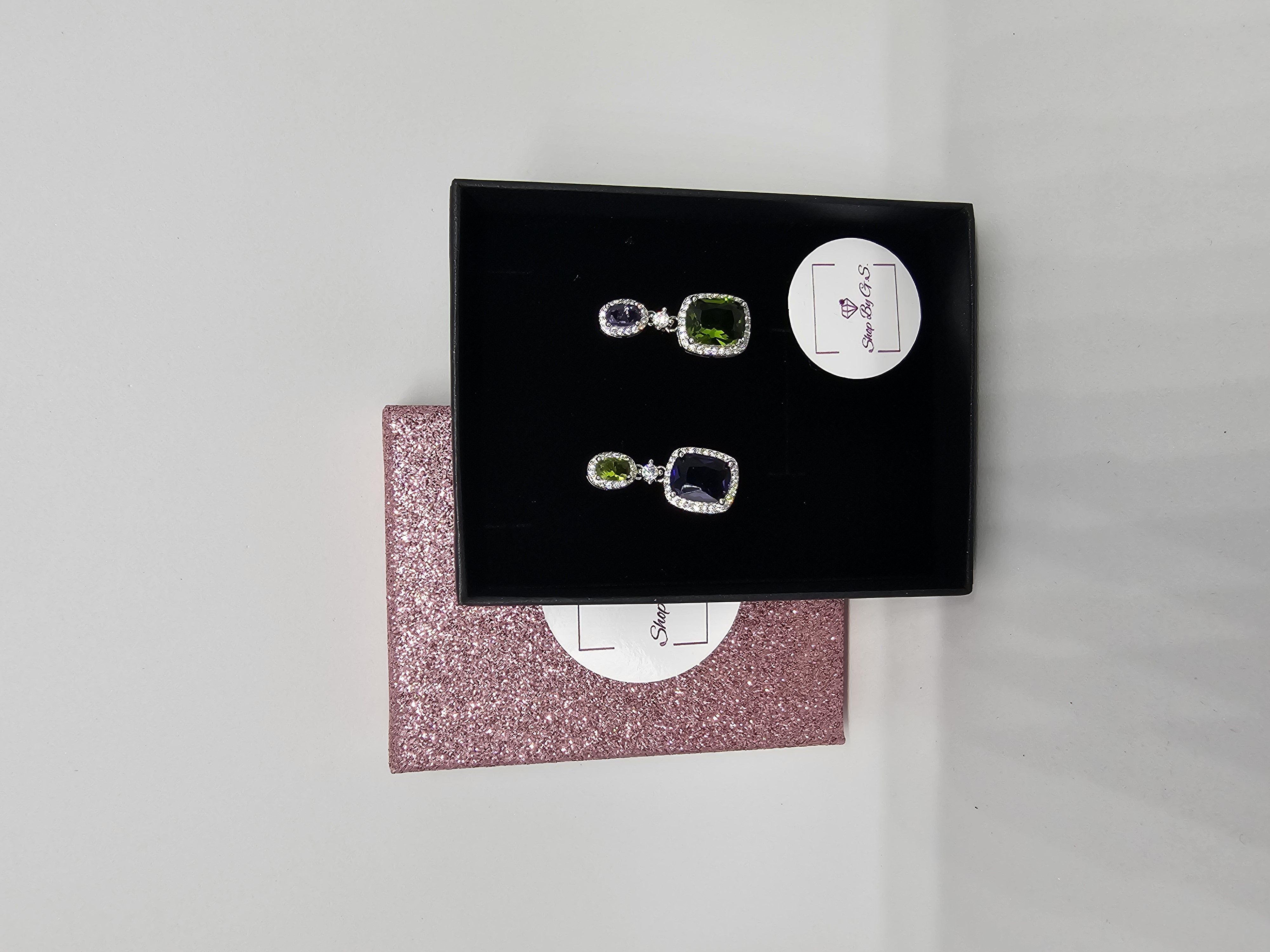 Auskarai su žaliais ir violetiniais cirkoniais