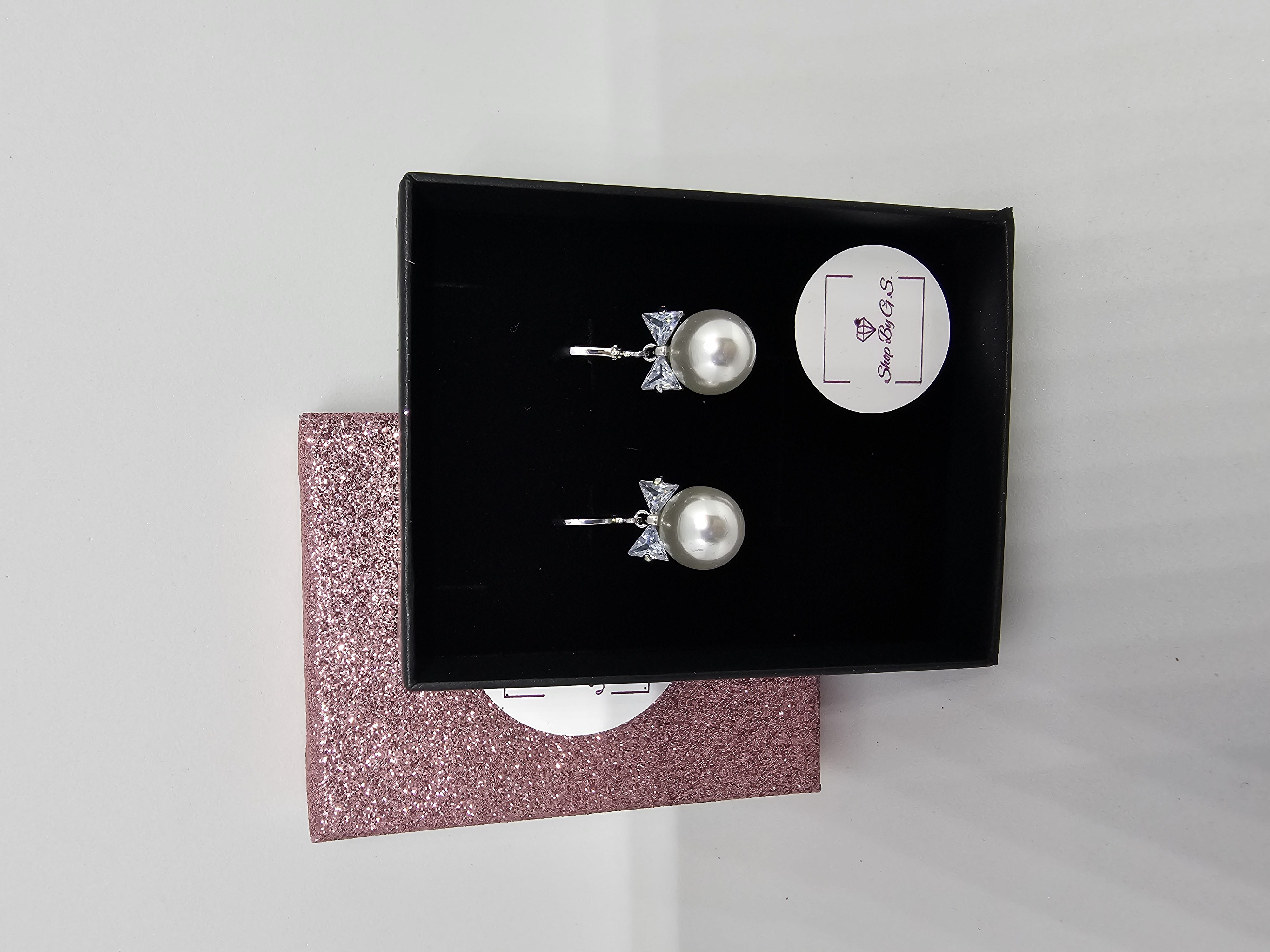 Auskarai su baltu perlu ir cirkoniais