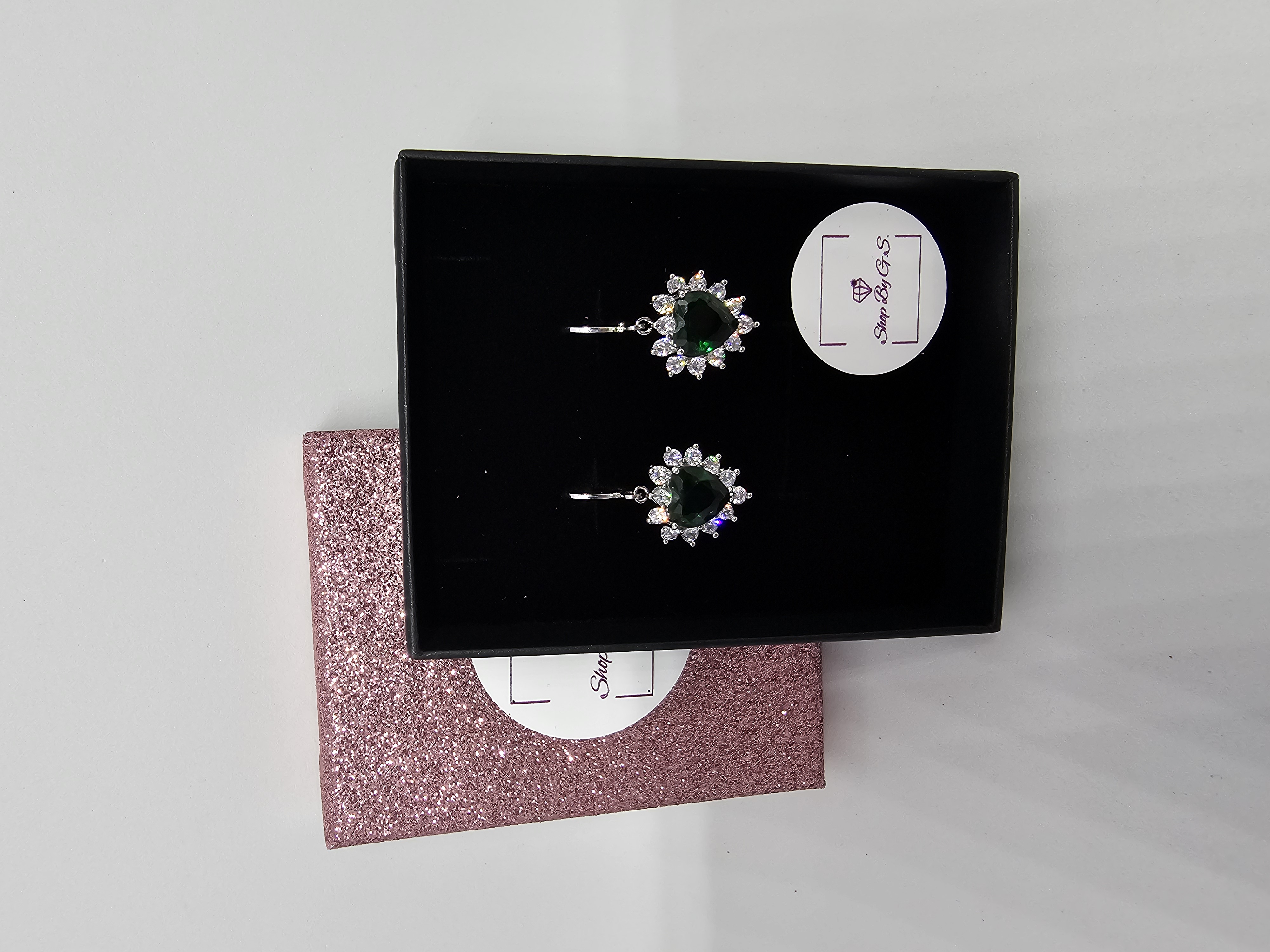 Auskarai su žaliu cirkoniu - širdelės