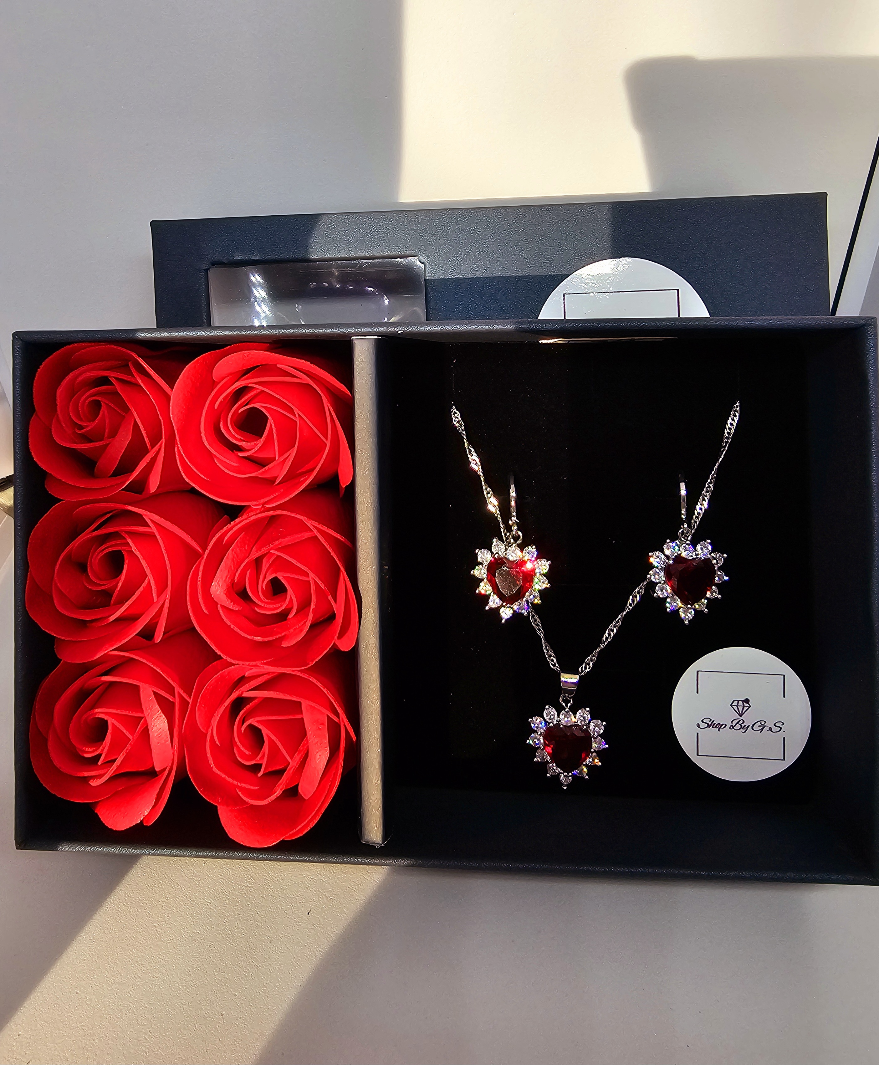 Papuošalų rinkinys raudonos širdelės muilo rožių dėžutėje