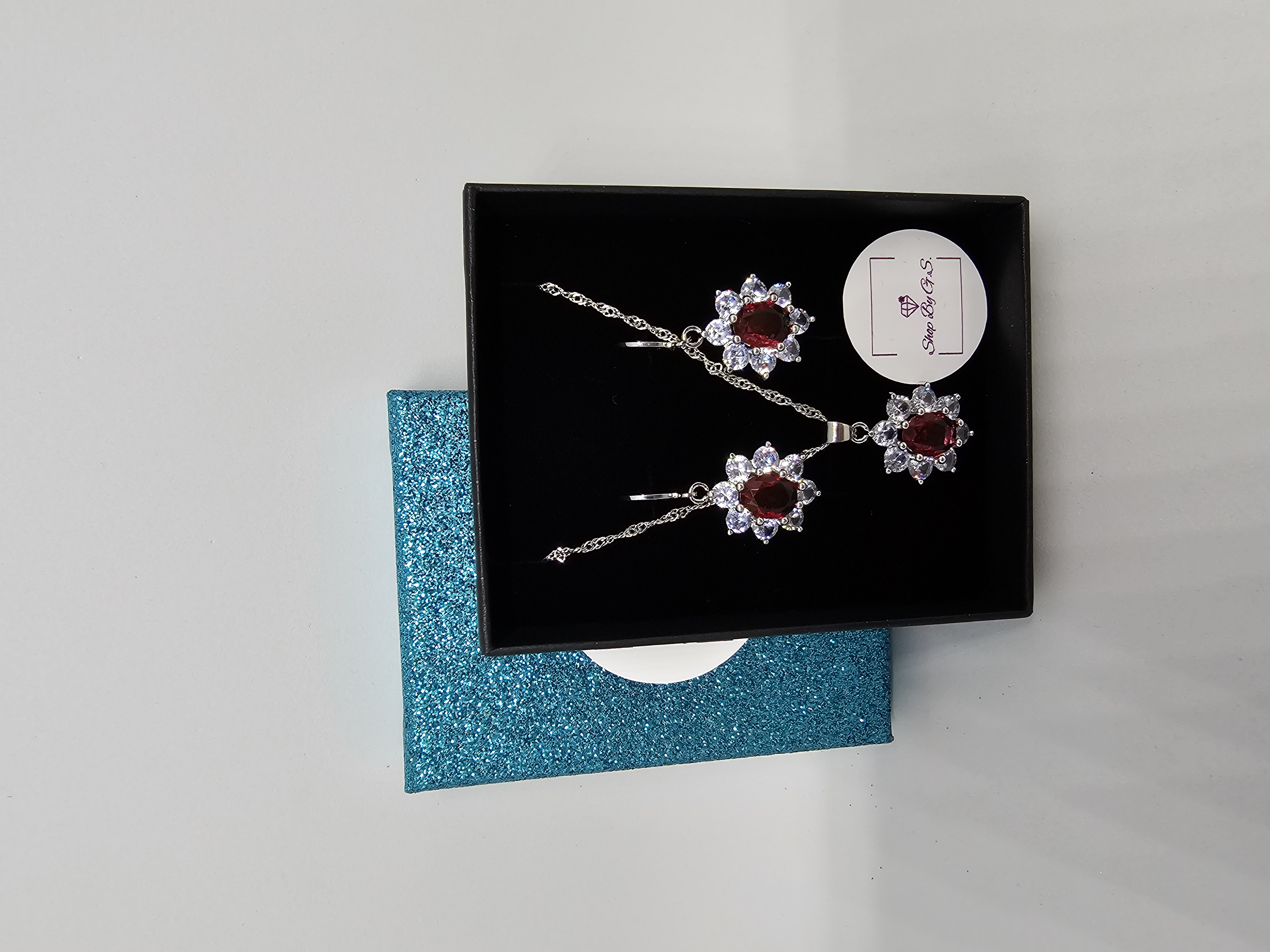 Papuošalų rinkinys su rožiniais cirkoniais - karališka gėlė