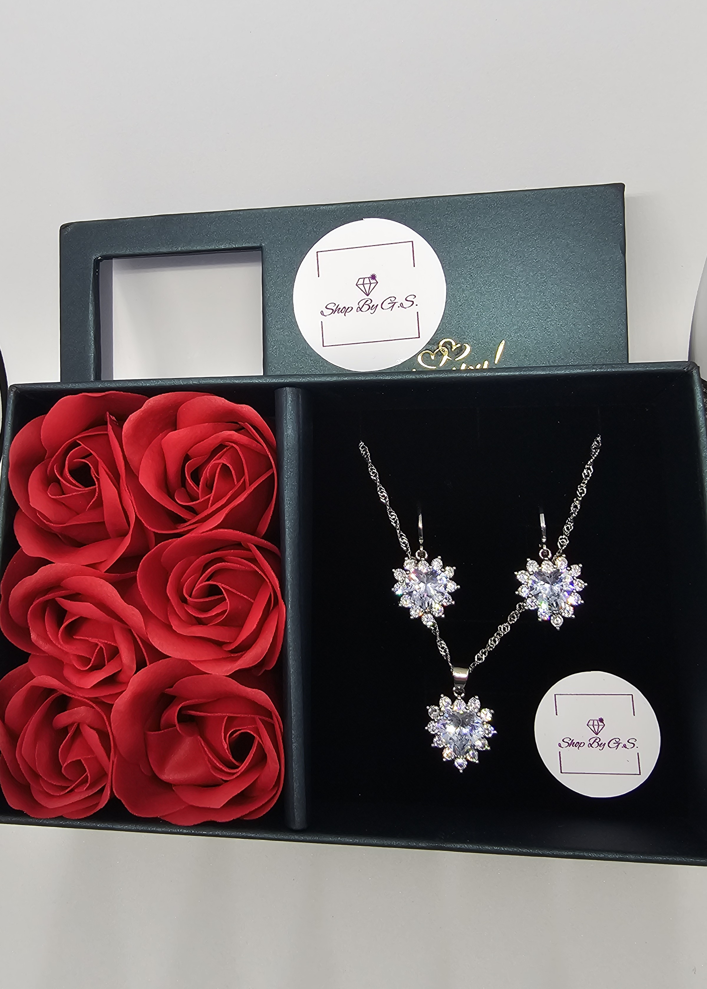 Papuošalų rinkinys su skaidria širdele ir muilo rožėmis