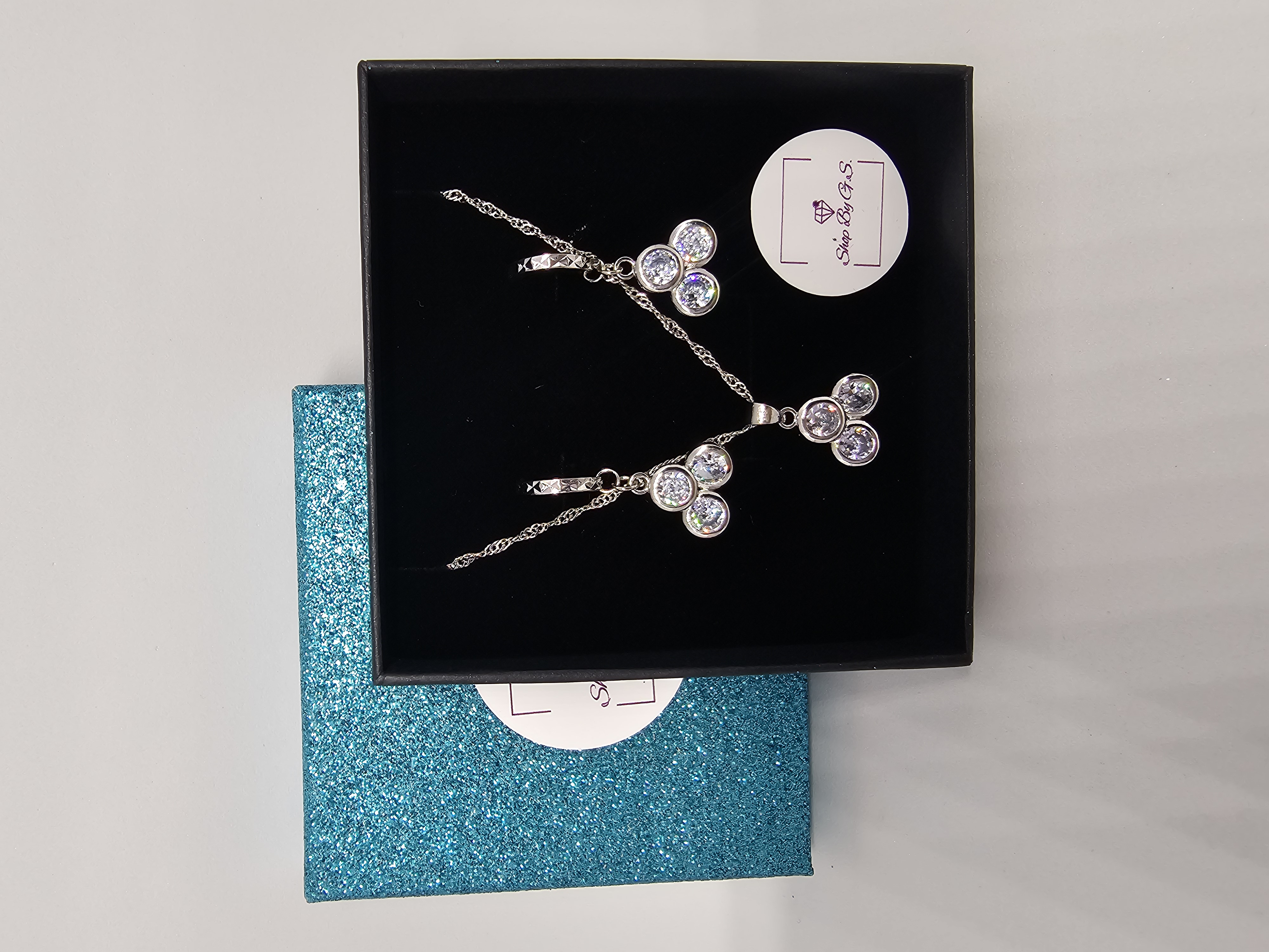 Papuošalų rinkinys - trikampio cirkoniai