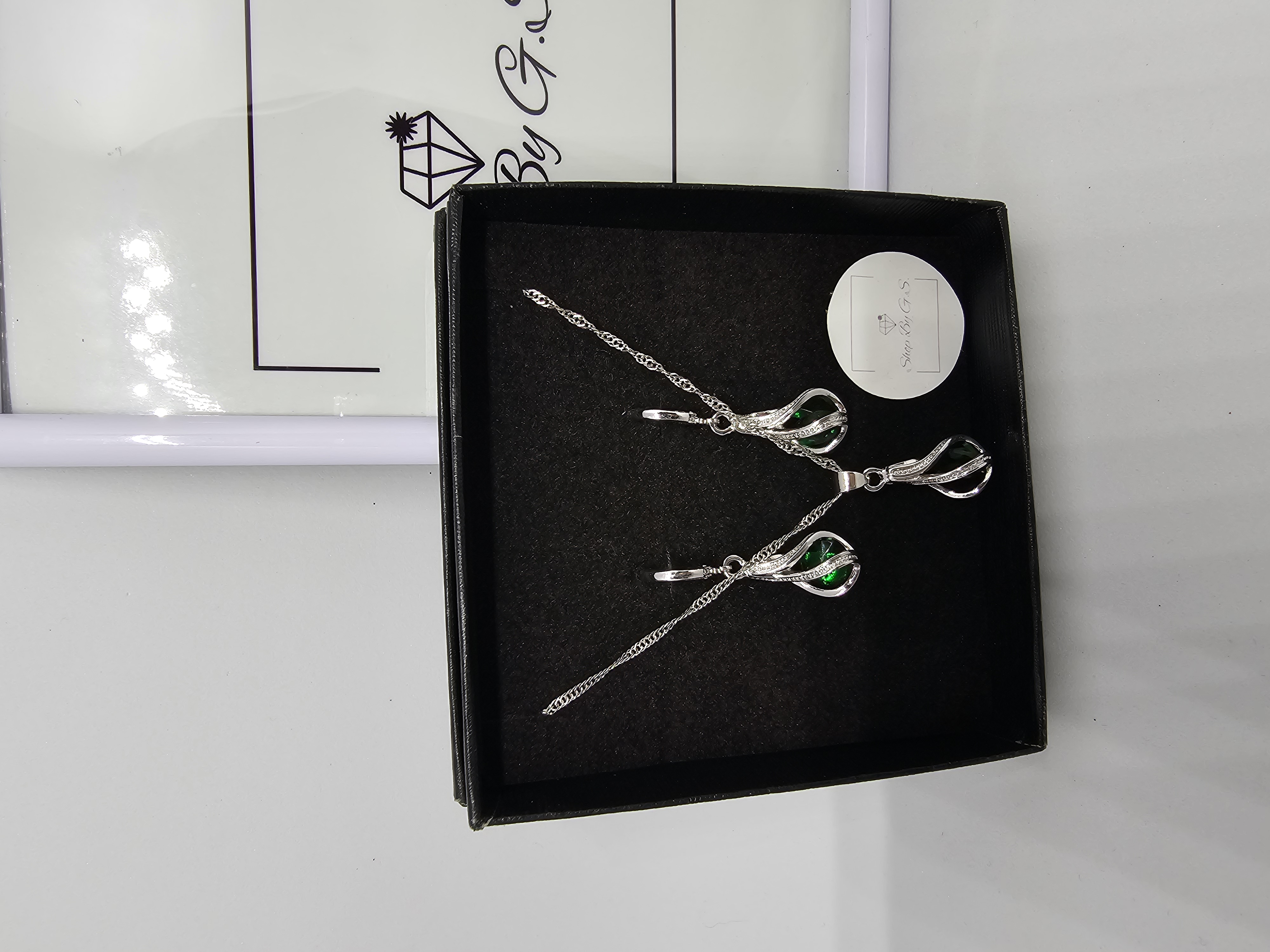 Papuošalų rinkinys suktas lašas su žaliu cirkoniu