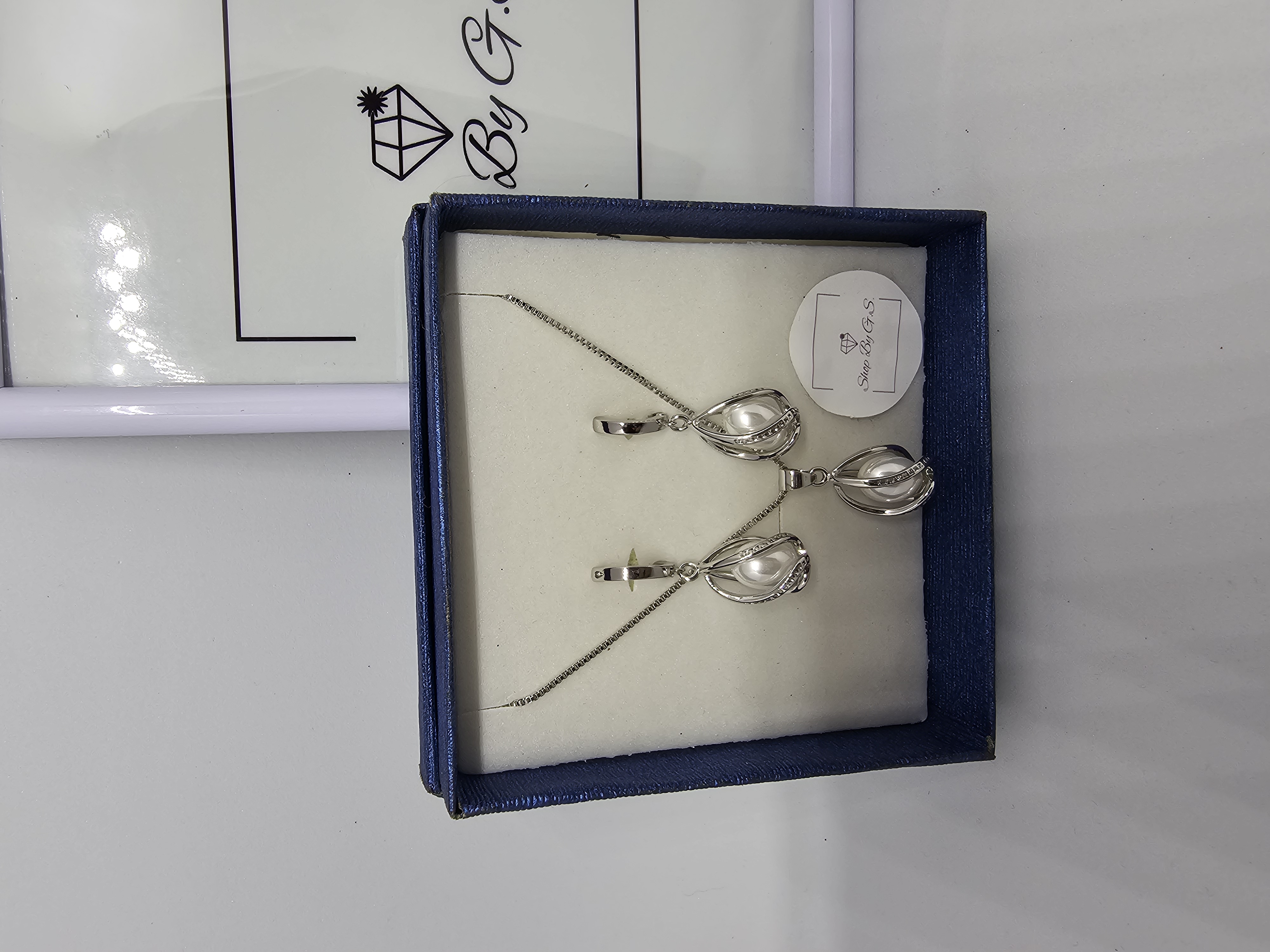 Papuošalų rinkinys suktas lašas su baltu perlu