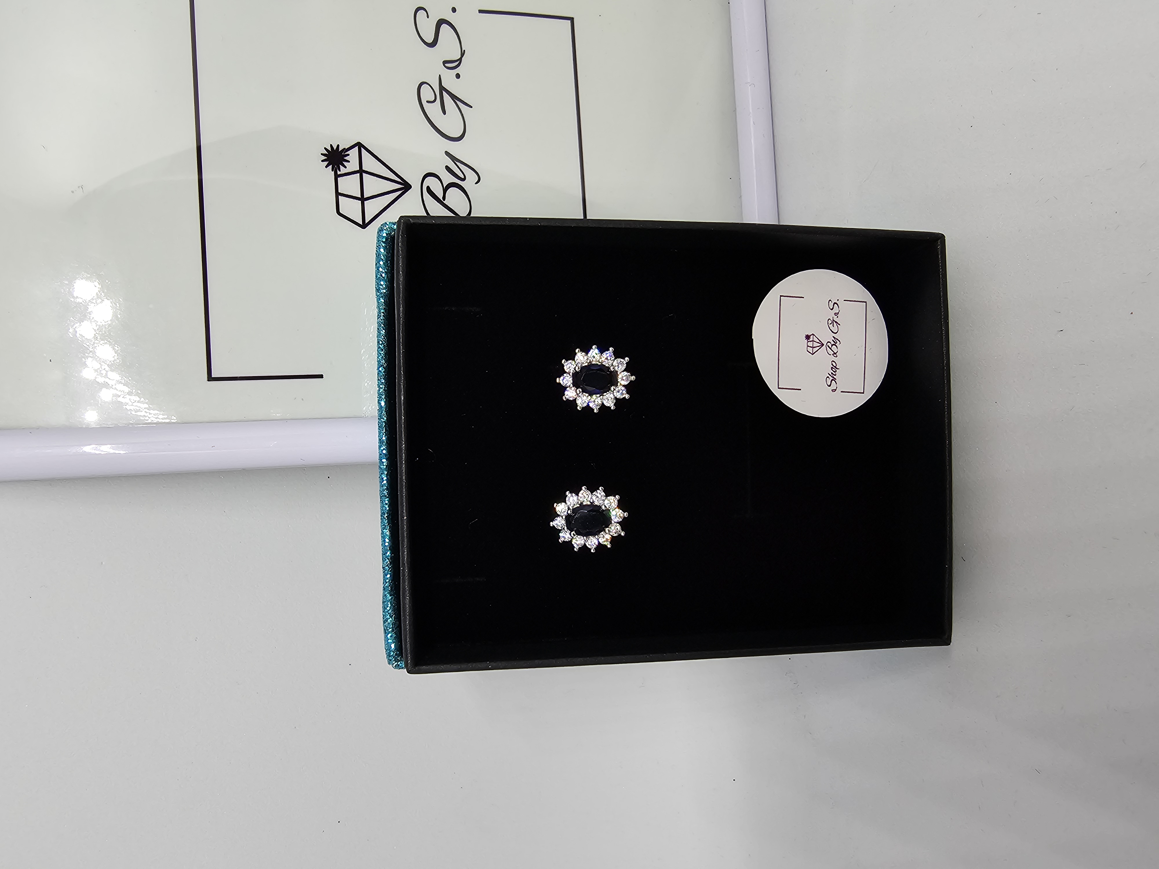 Auskarai mini karališka gėlė su tamsiai mėlynu cirkoniu