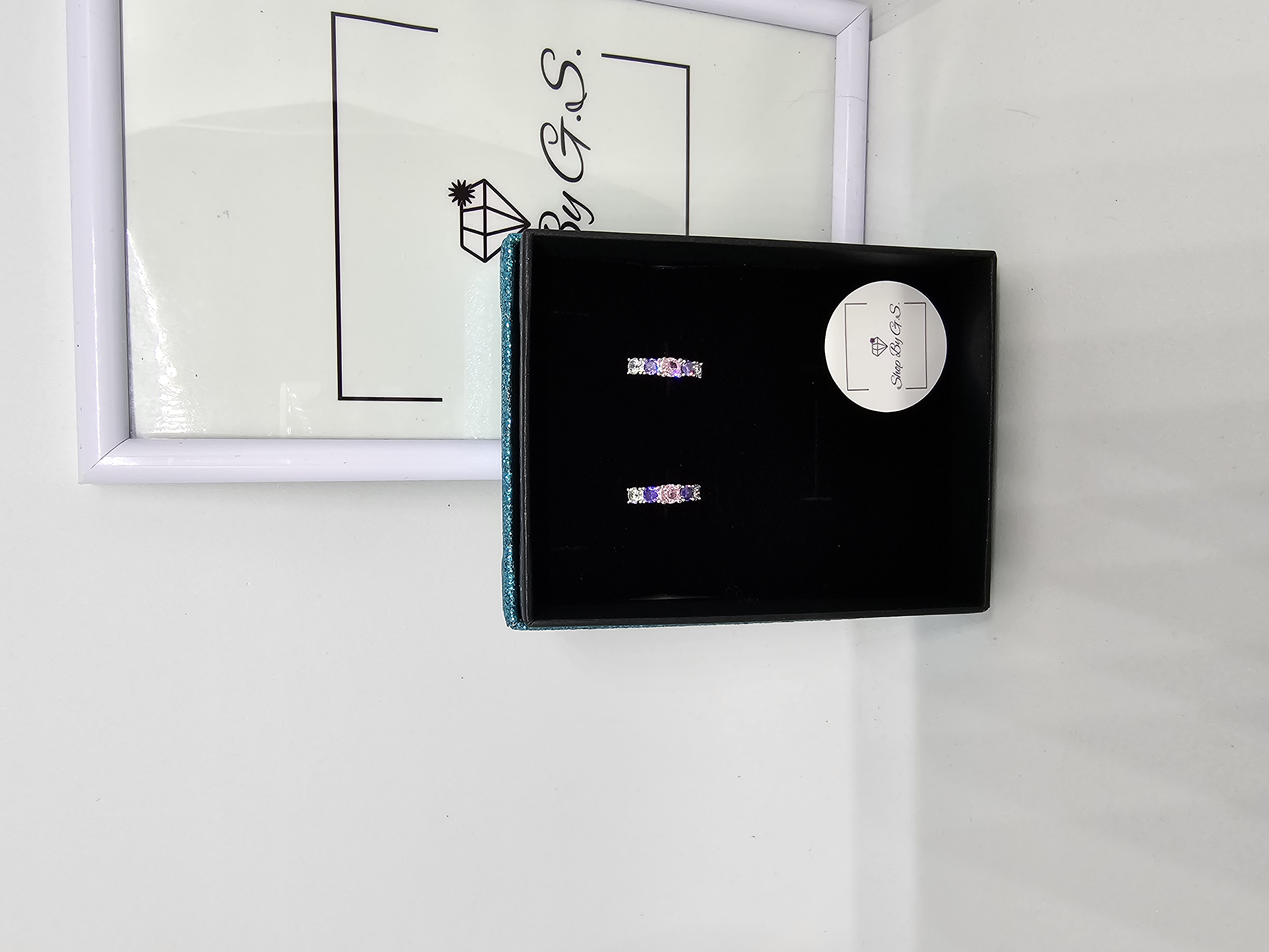 Auskarai rinkutės su violetiniais/alyviniais cirkoniais