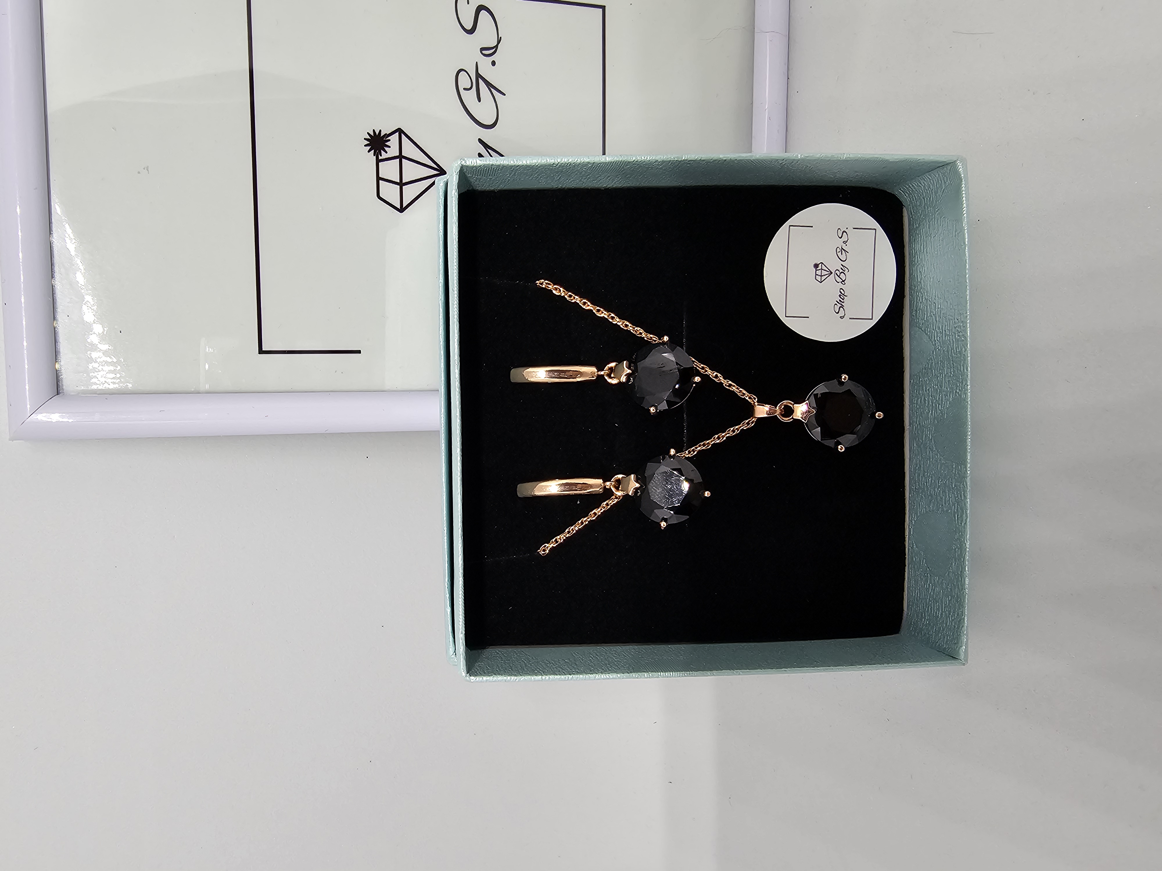 Papuošalų rinkinys padengtas auksu - juodasis ovalas