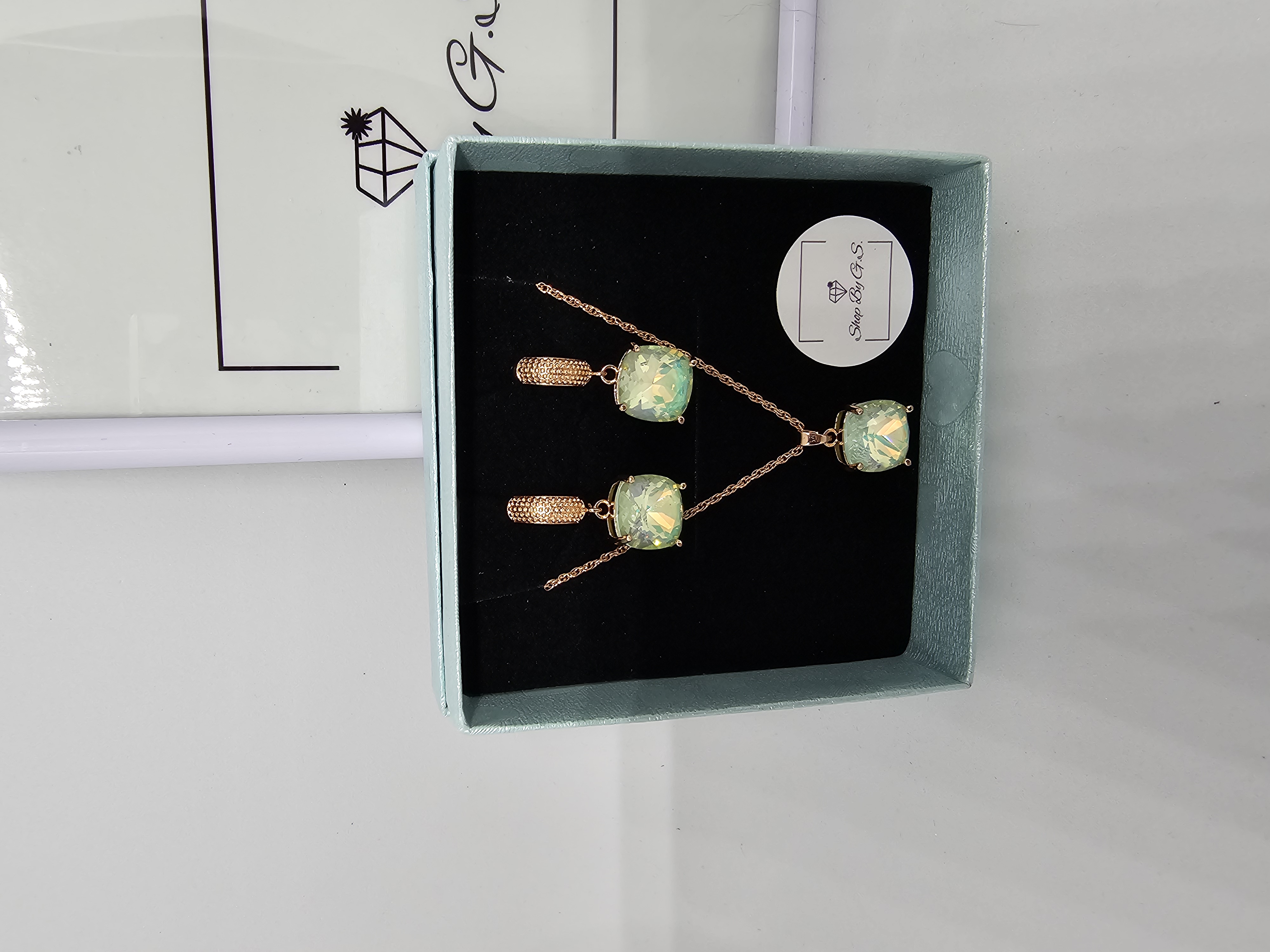 Papuošalų rinkinys padengtas auksu - žalias spalvingas kvadratas