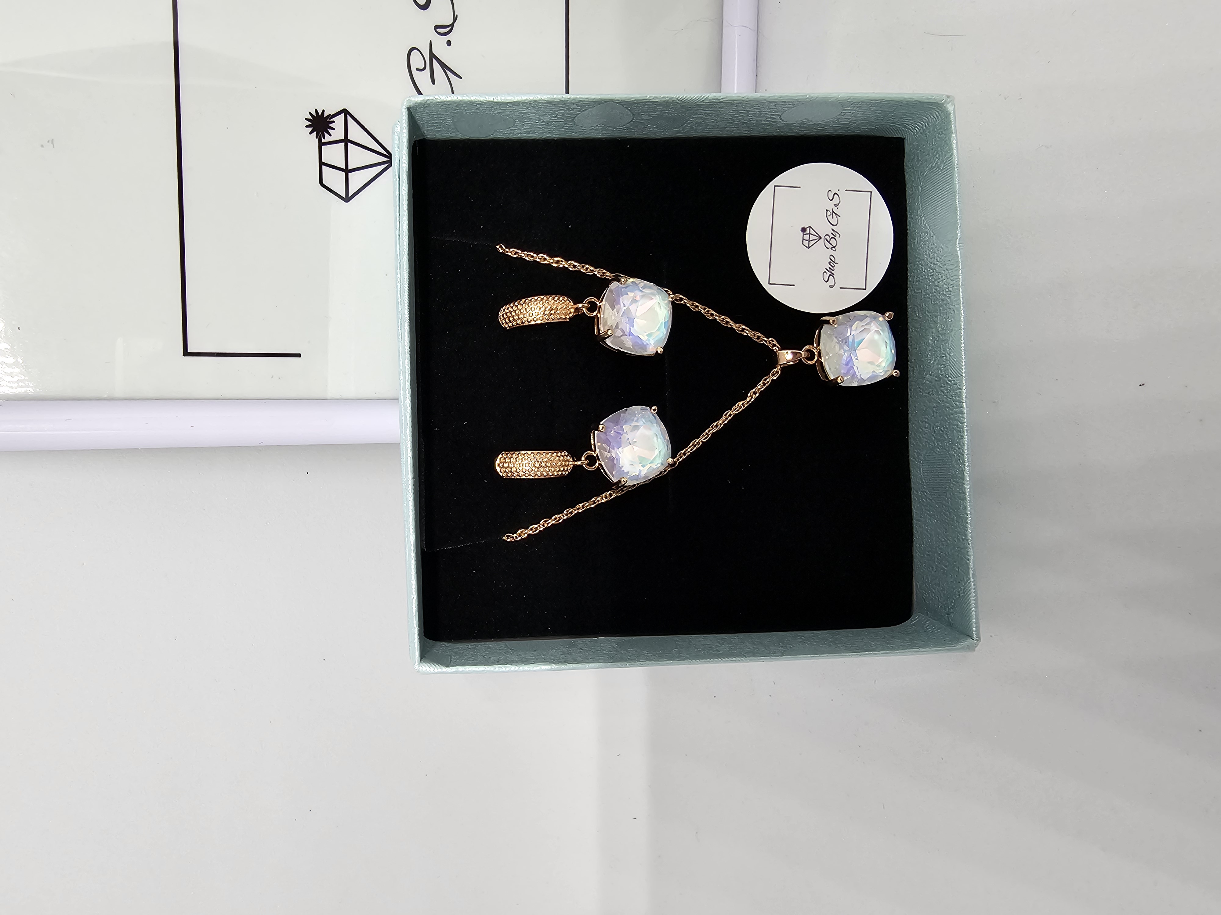 Papuošalų rinkinys padengtas auksu - perlamutrinis kvadratas