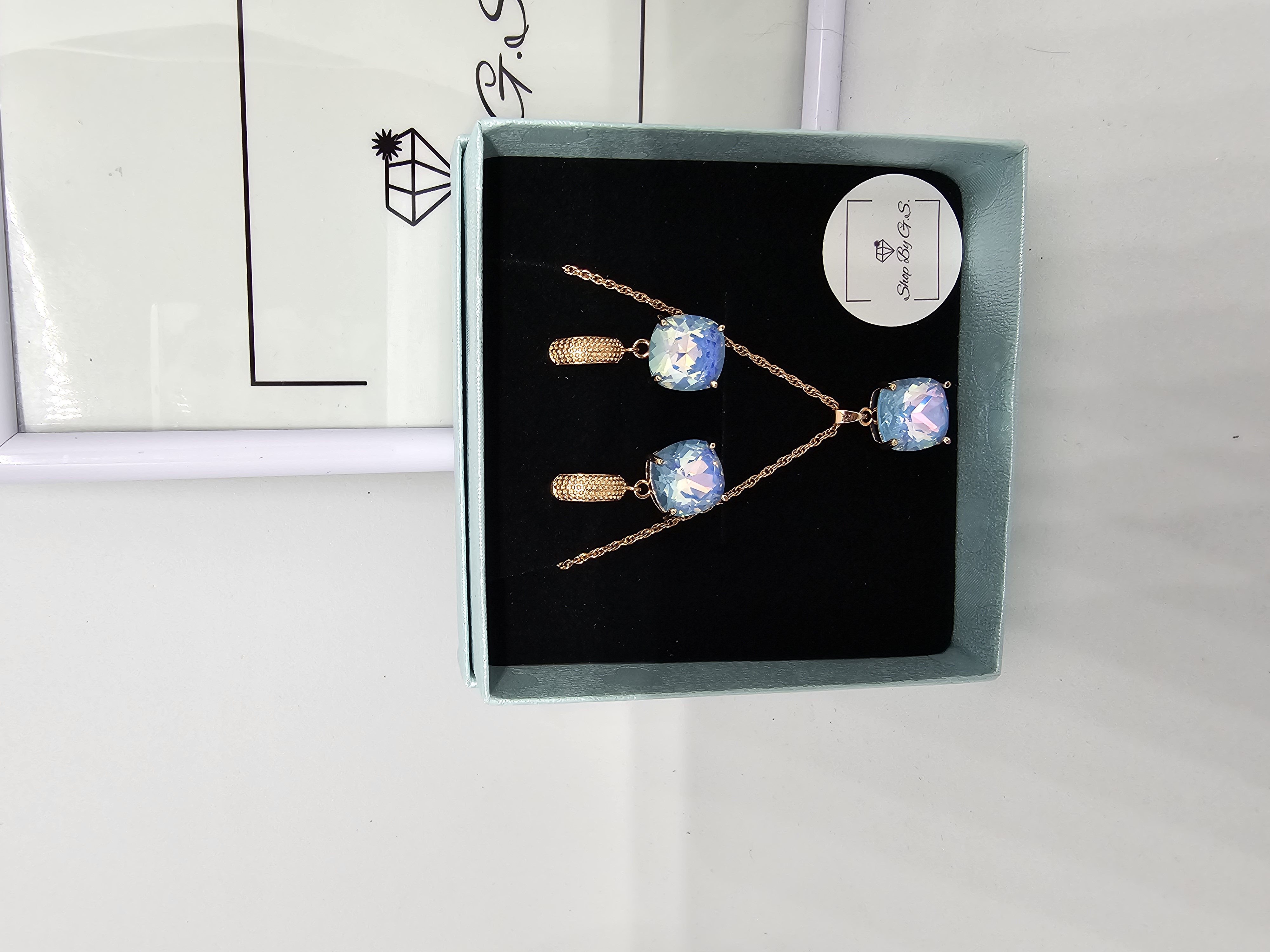 Papuošalų rinkinys padengtas auksu - šviesiai mėlynas spalvingas kvadratas