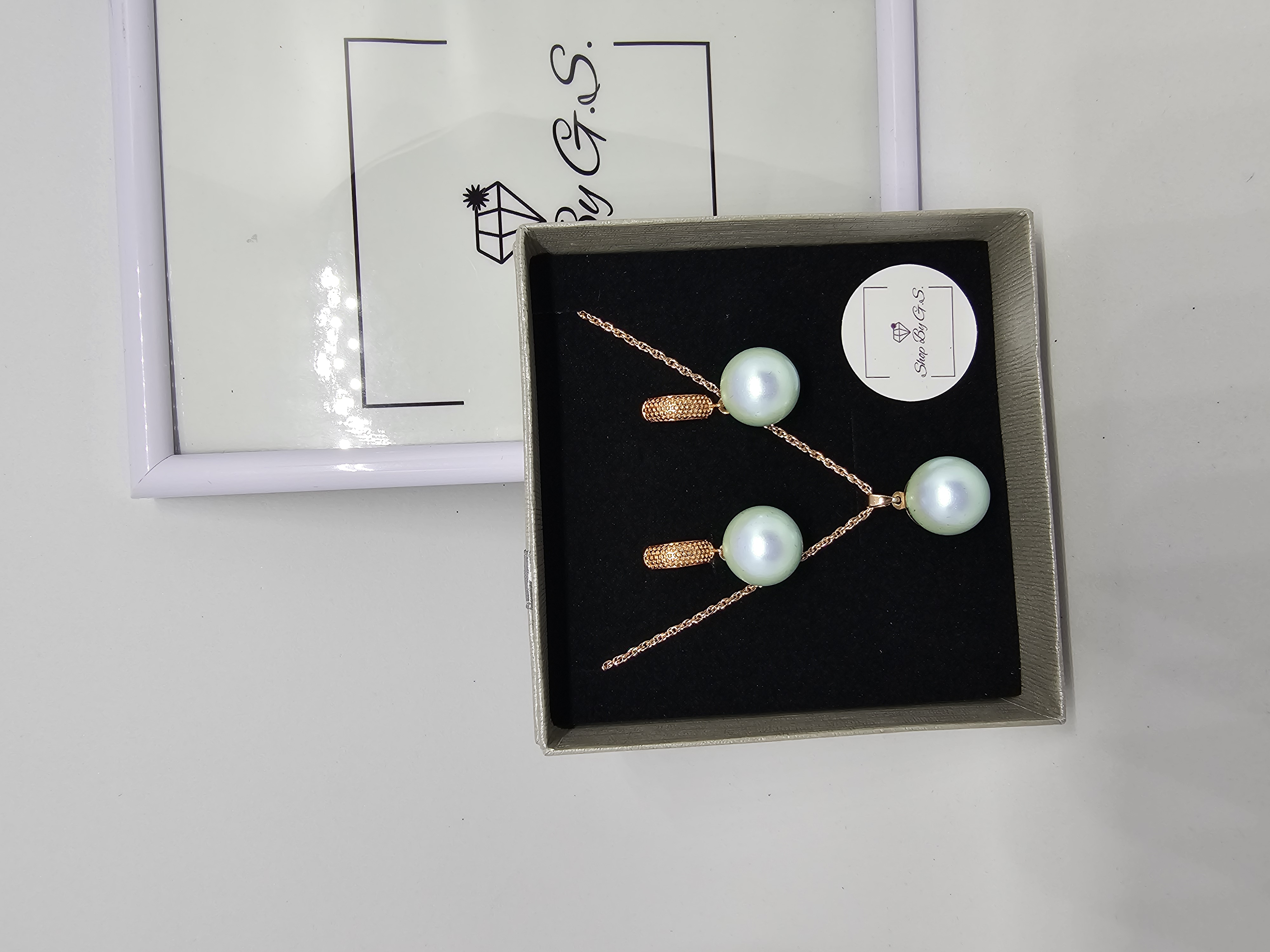 Papuošalų rinkinys padengtas auksu - švelniai žalias perlas