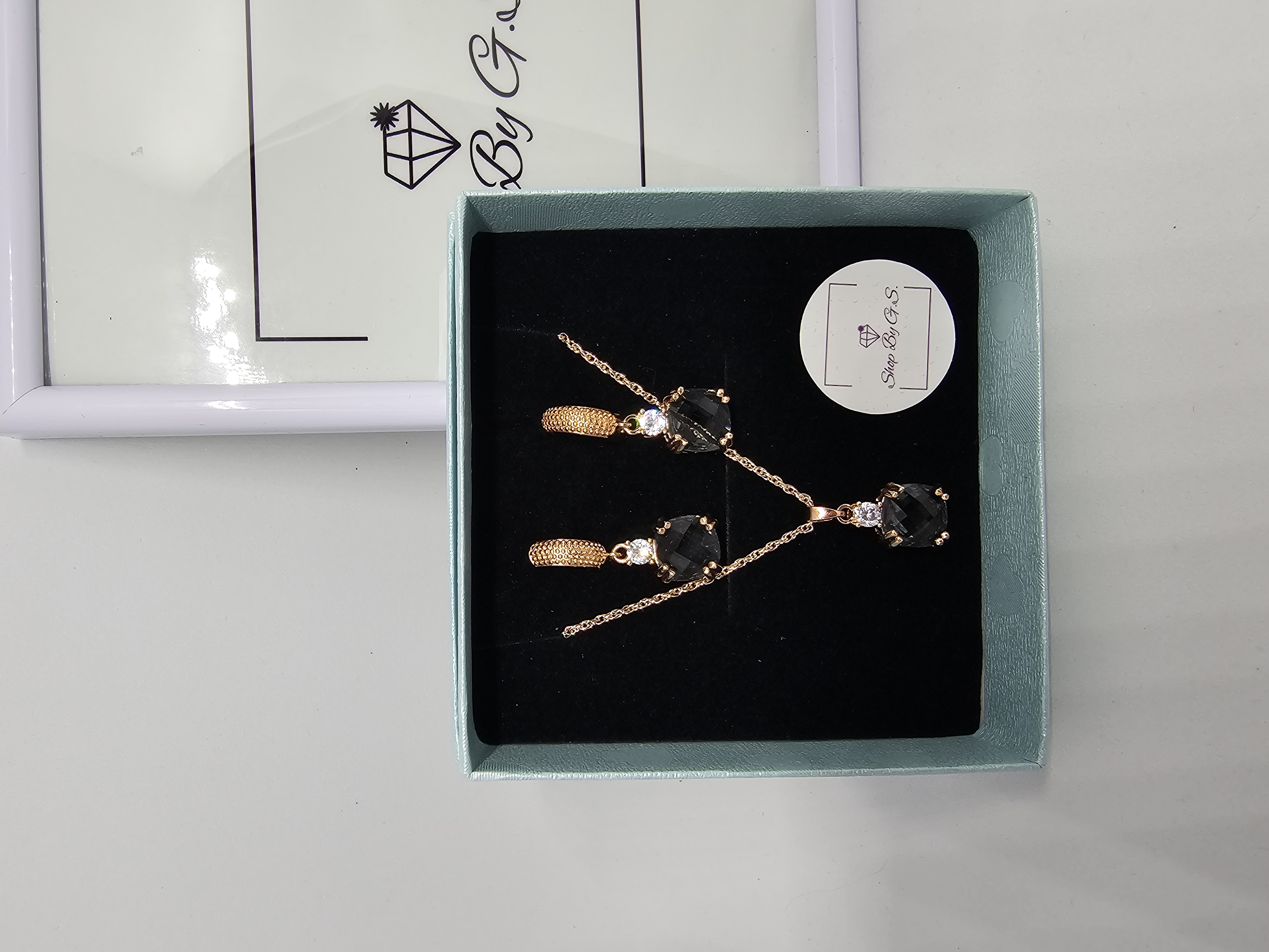 Papuošalų rinkinys padengtas auksu - juodai pilkas kvadratėlis