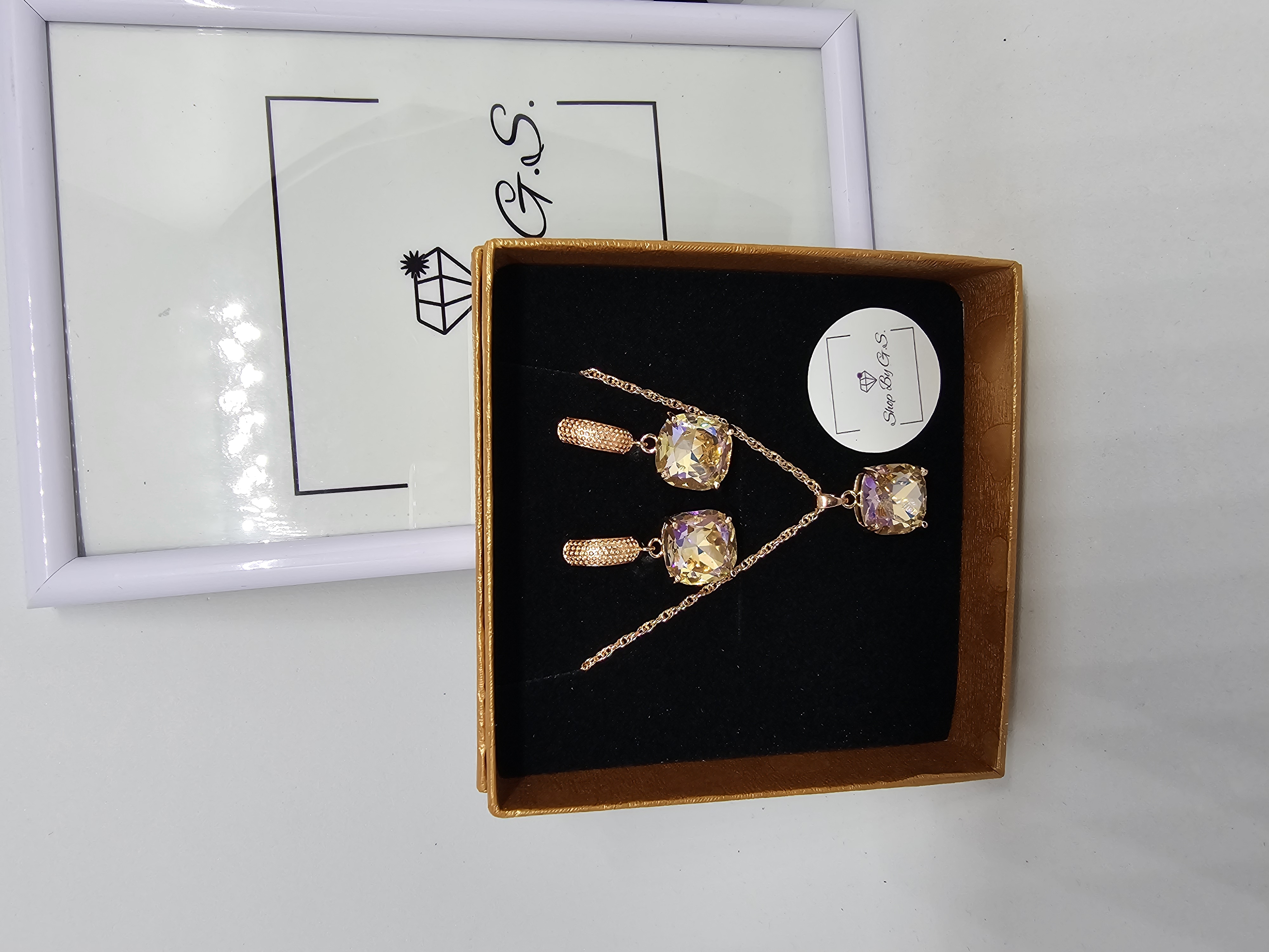 Papuošalų rinkinys padengtas auksu - aukso kvadratas