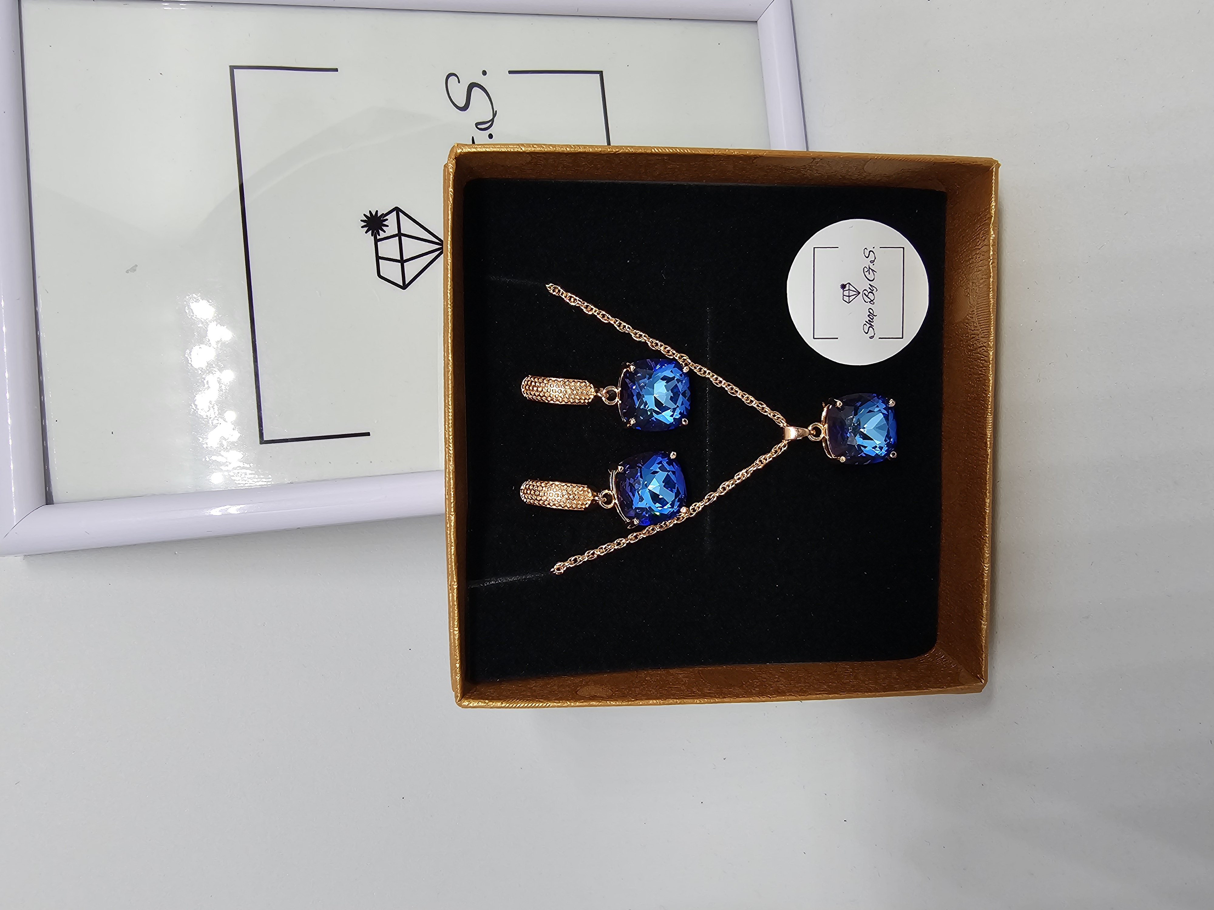 Papuošalų rinkinys padengtas auksu - tamsiai ir šviesiai mėlynas kvadratas