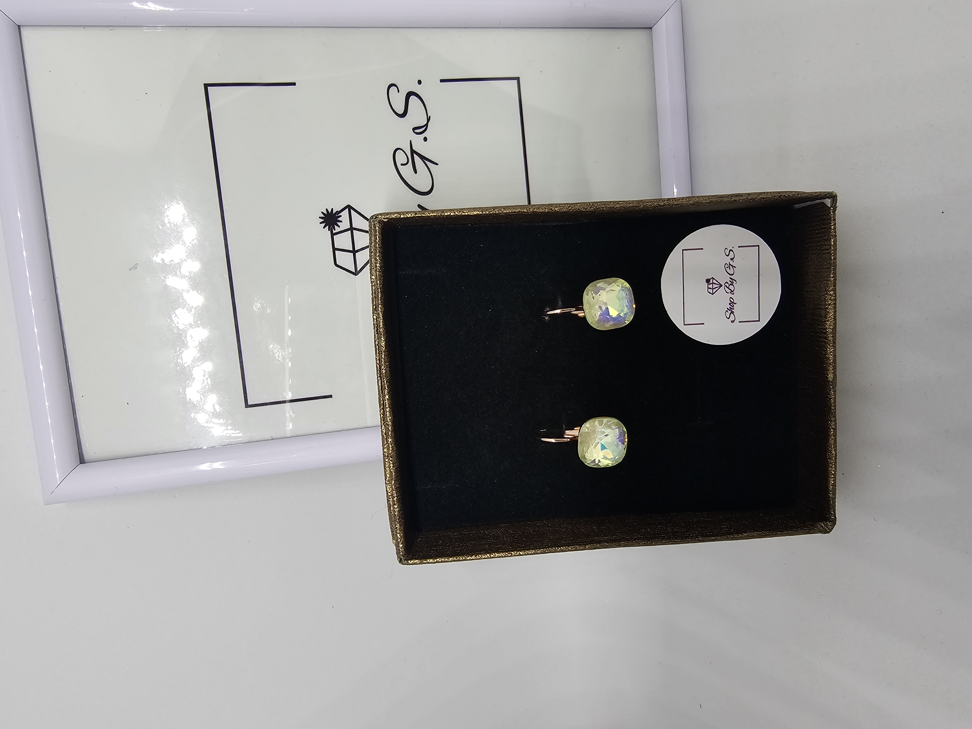 Auskarai padengti auksu - švelniai žalsva magija