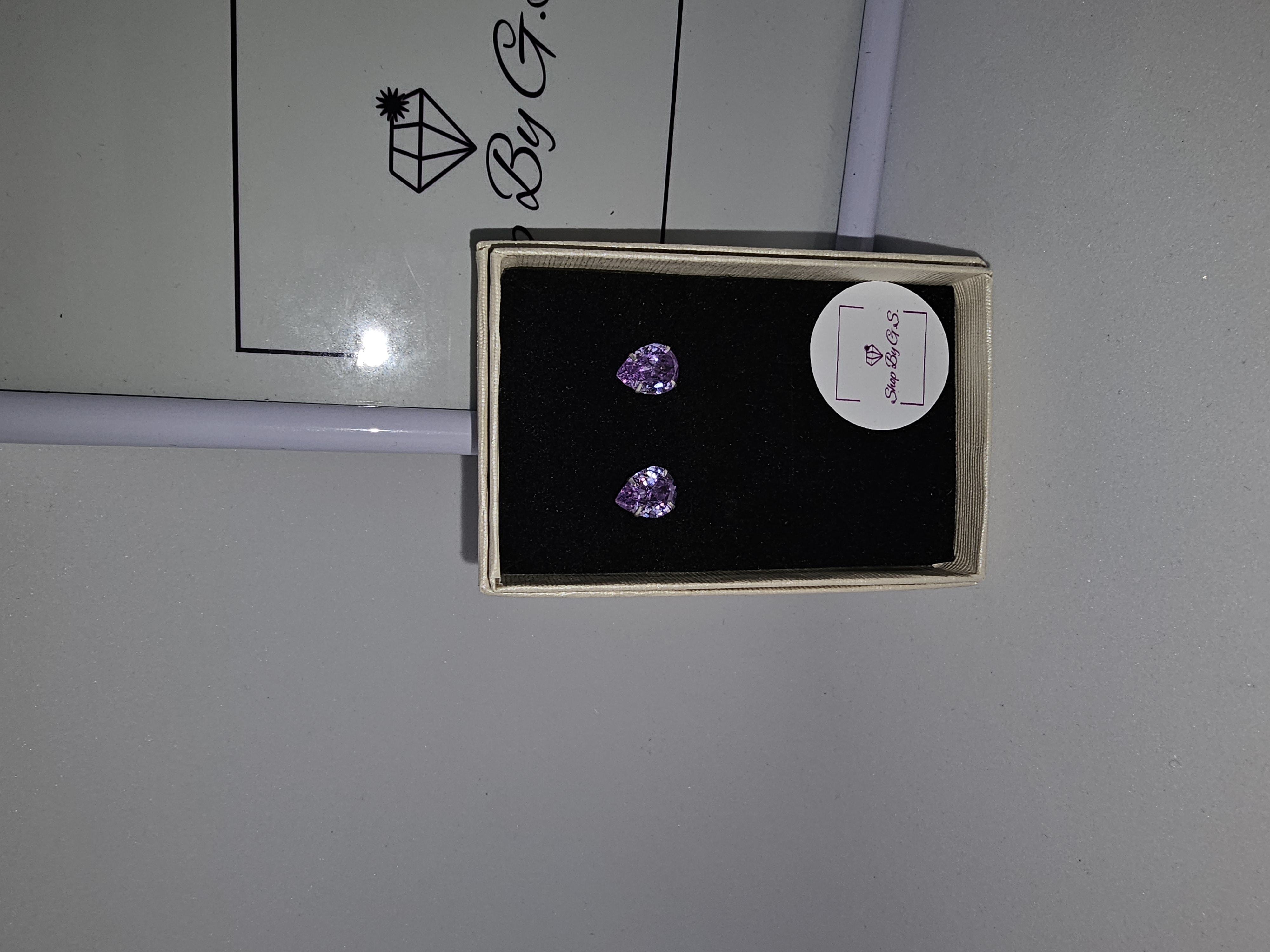 Auskarai vinukai - violetinis cirkonio lašas