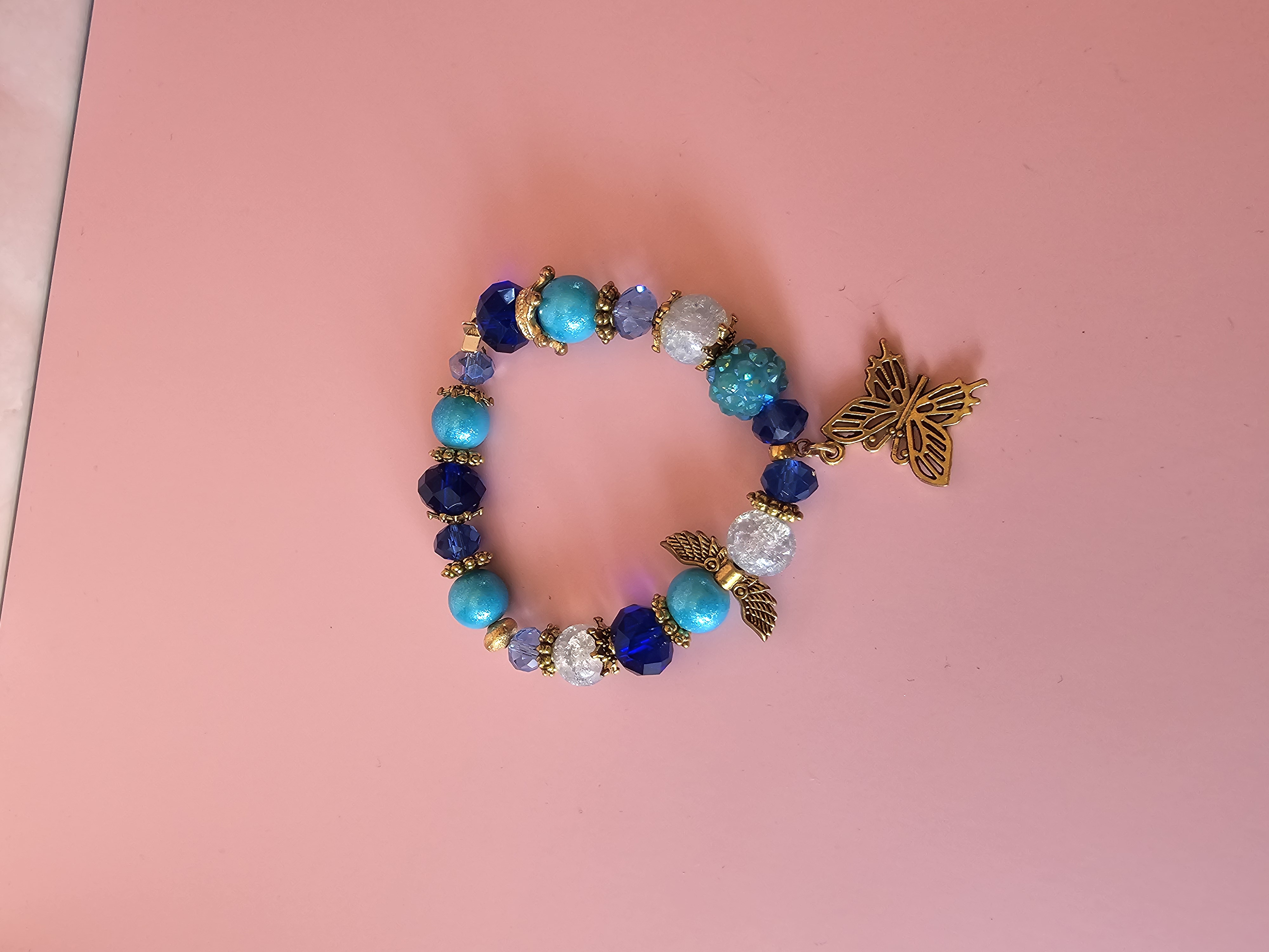 Apyrankė su drugelio pakabuku