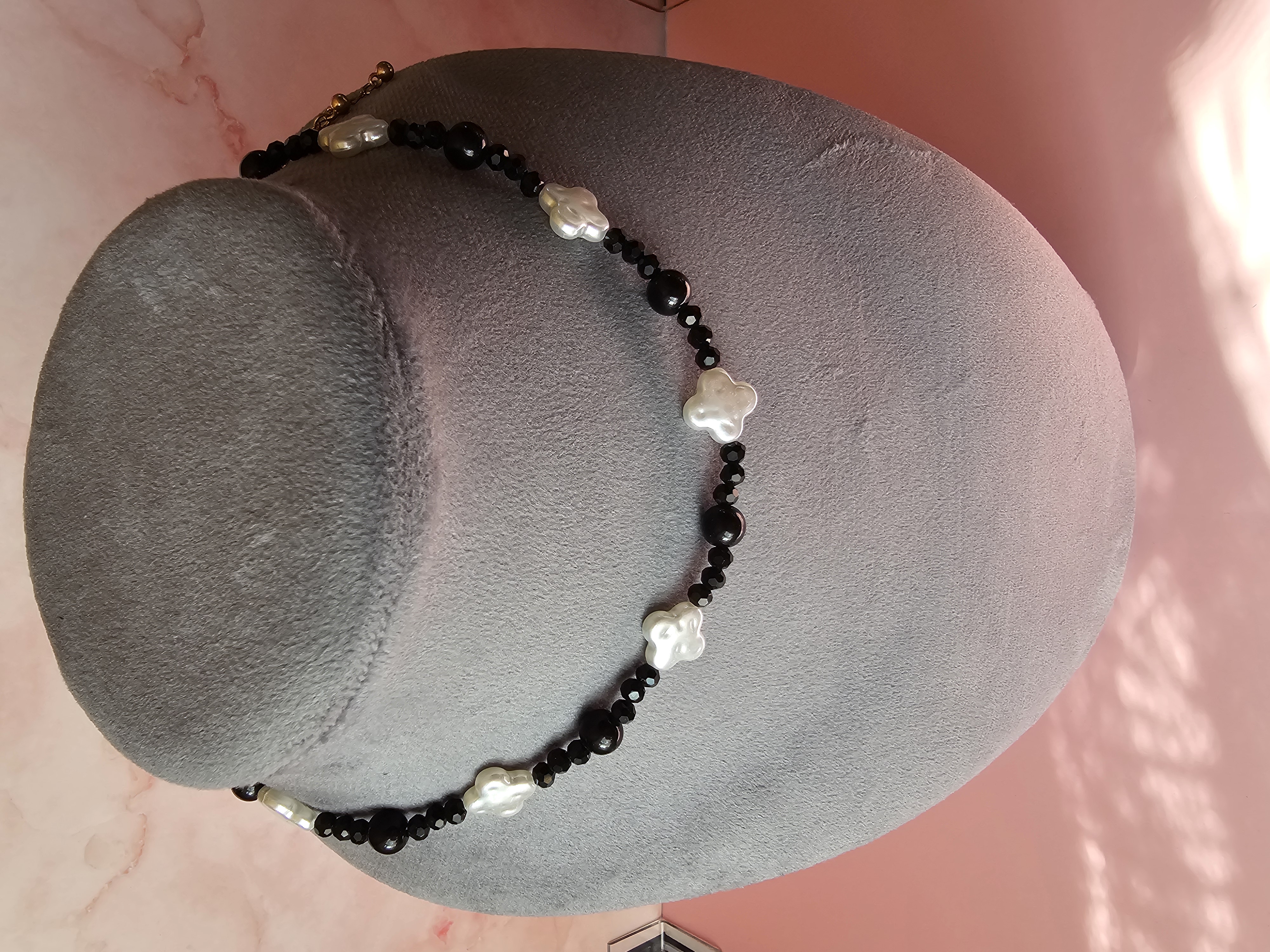 Juodų karolių su baltais dobilais vėrinys + apyrankė