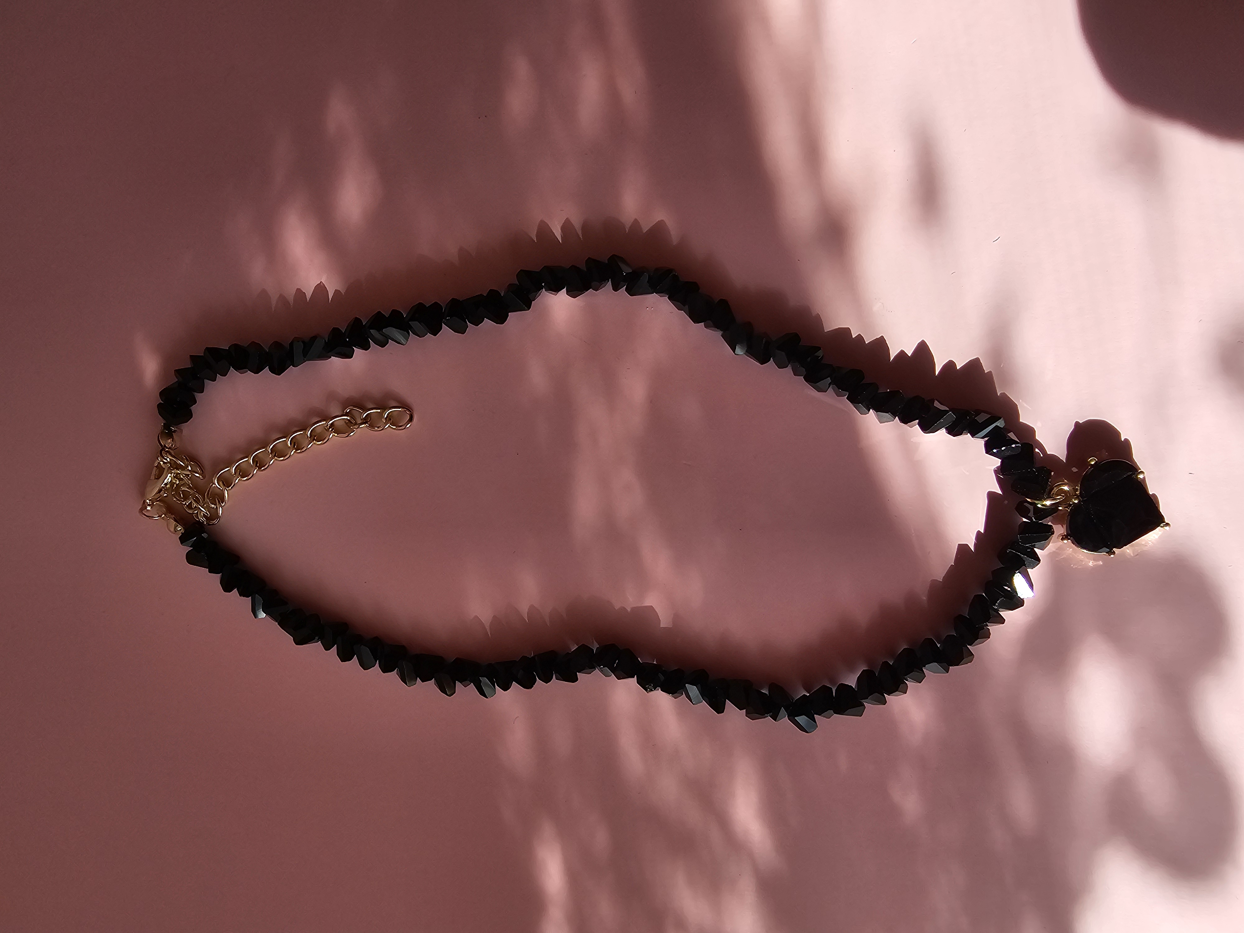 Puošnus juodas kaklo vėrinys su juoda širdele