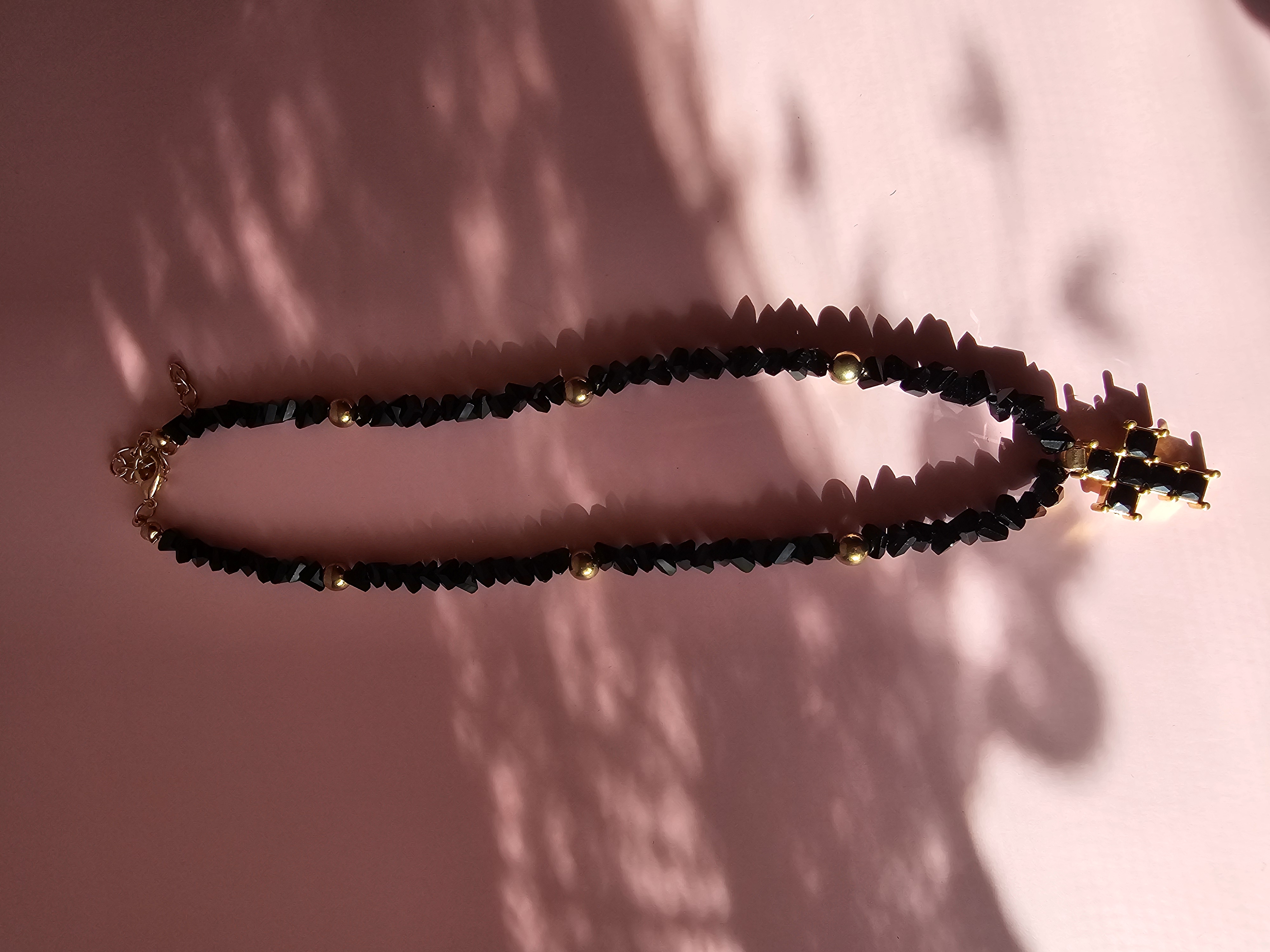 Puošnus kaklo papuošalas su kryželiu