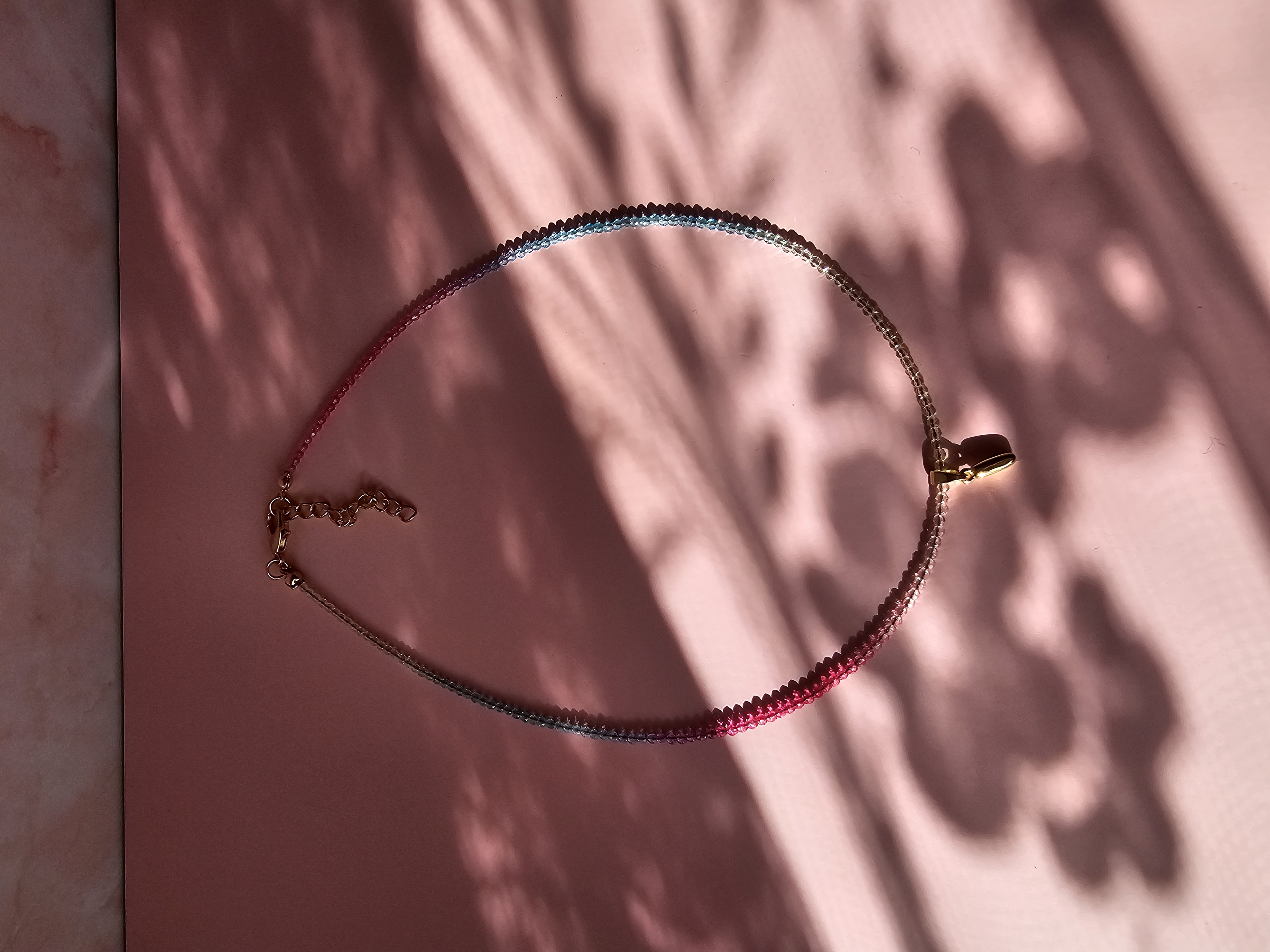 Spalvingas kaklo vėrinys su I raide