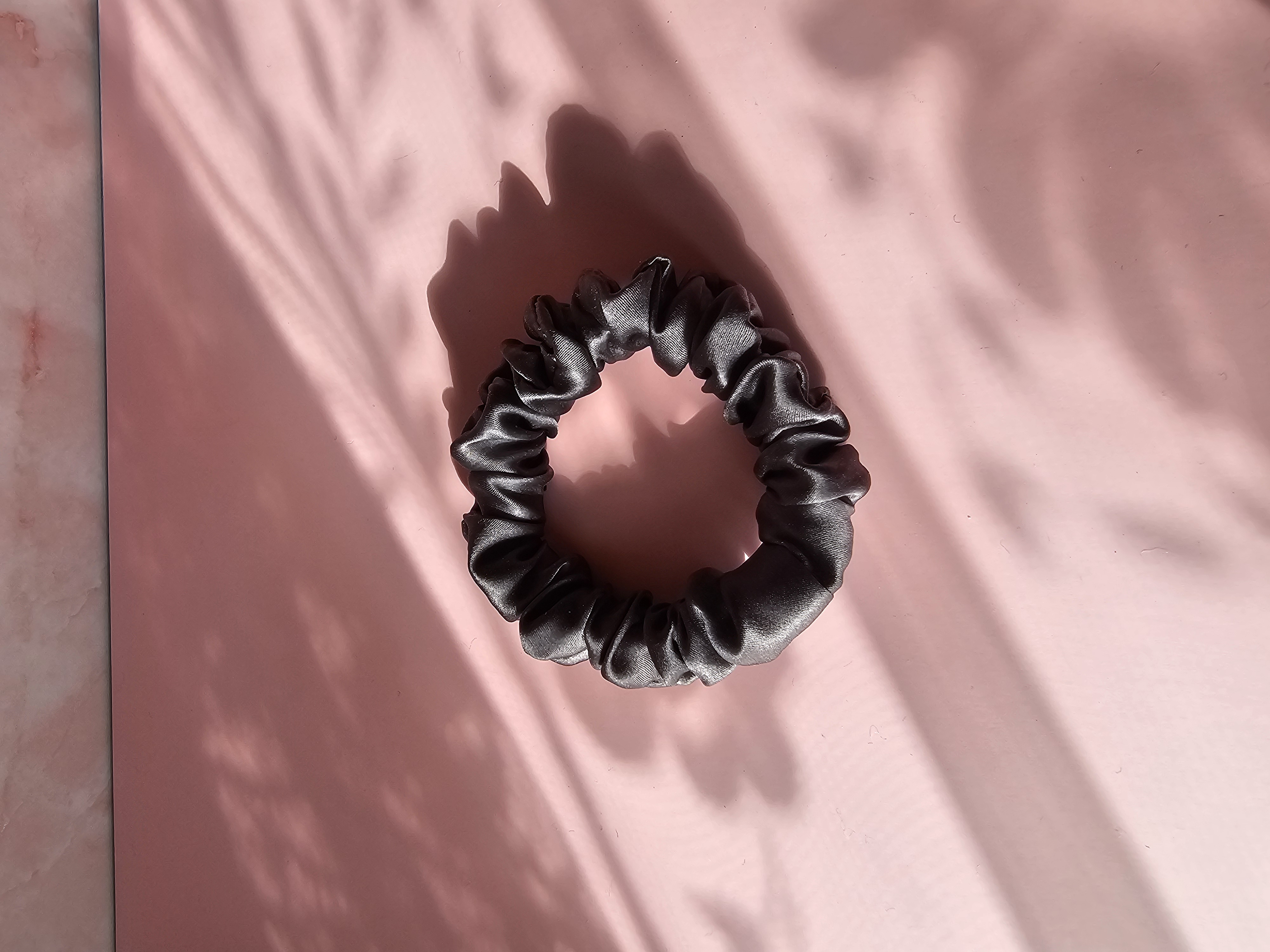 Midi šilkinė gumytė - tamsiai ruda