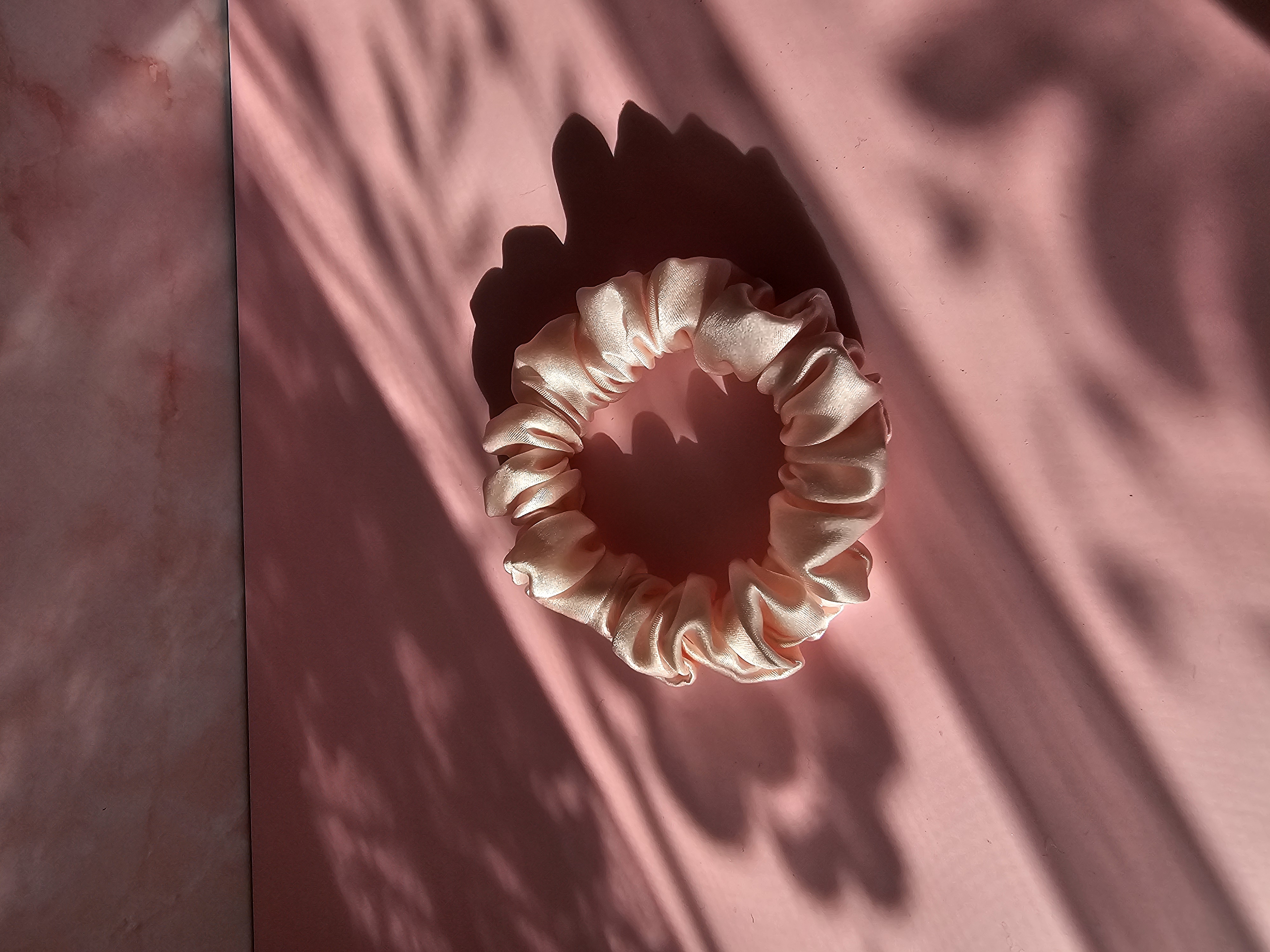 Midi šilkinė plaukų gumytė - šviesiai rožinė