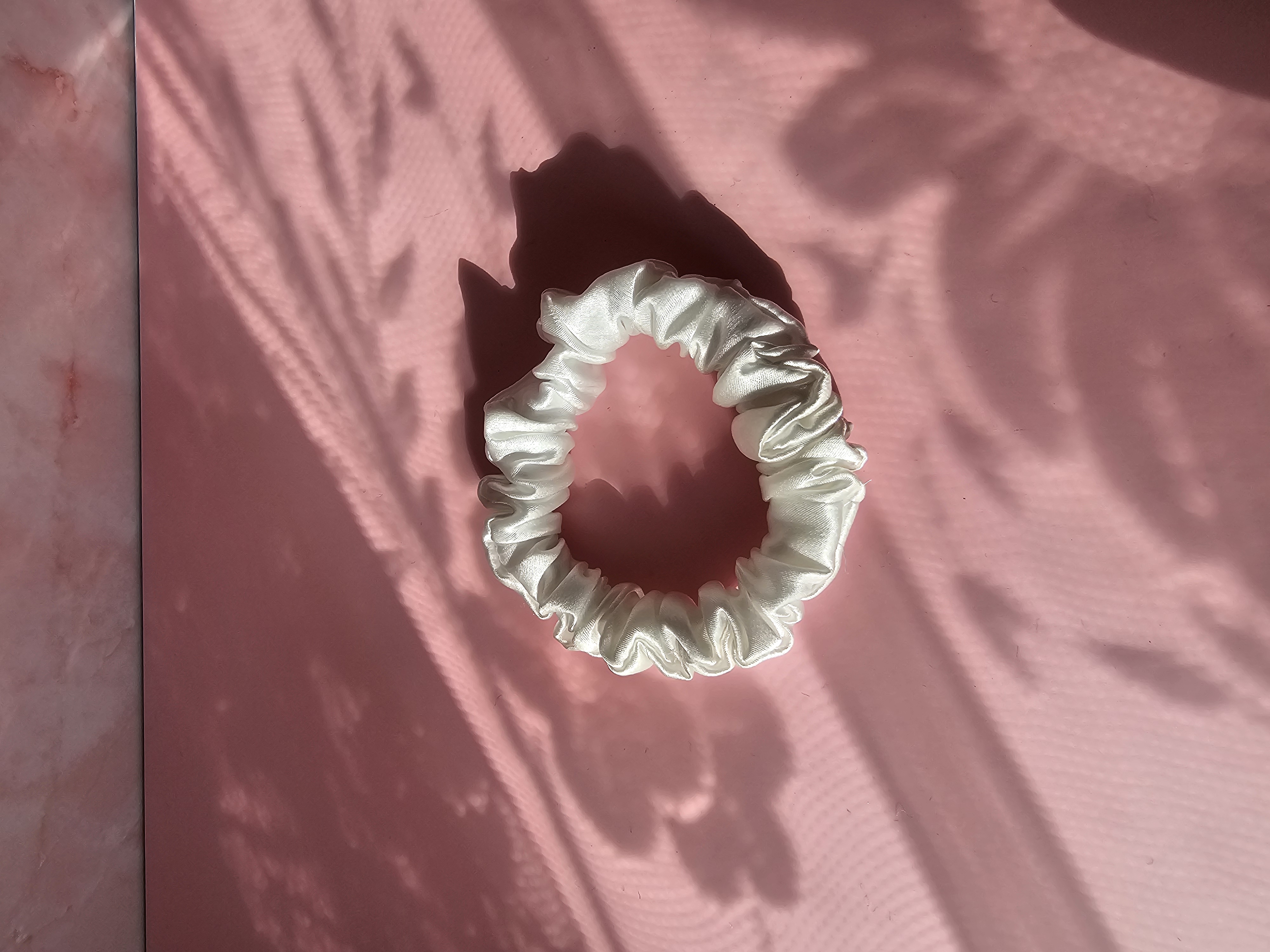 Midi šilkinė plaukų gumytė - balta