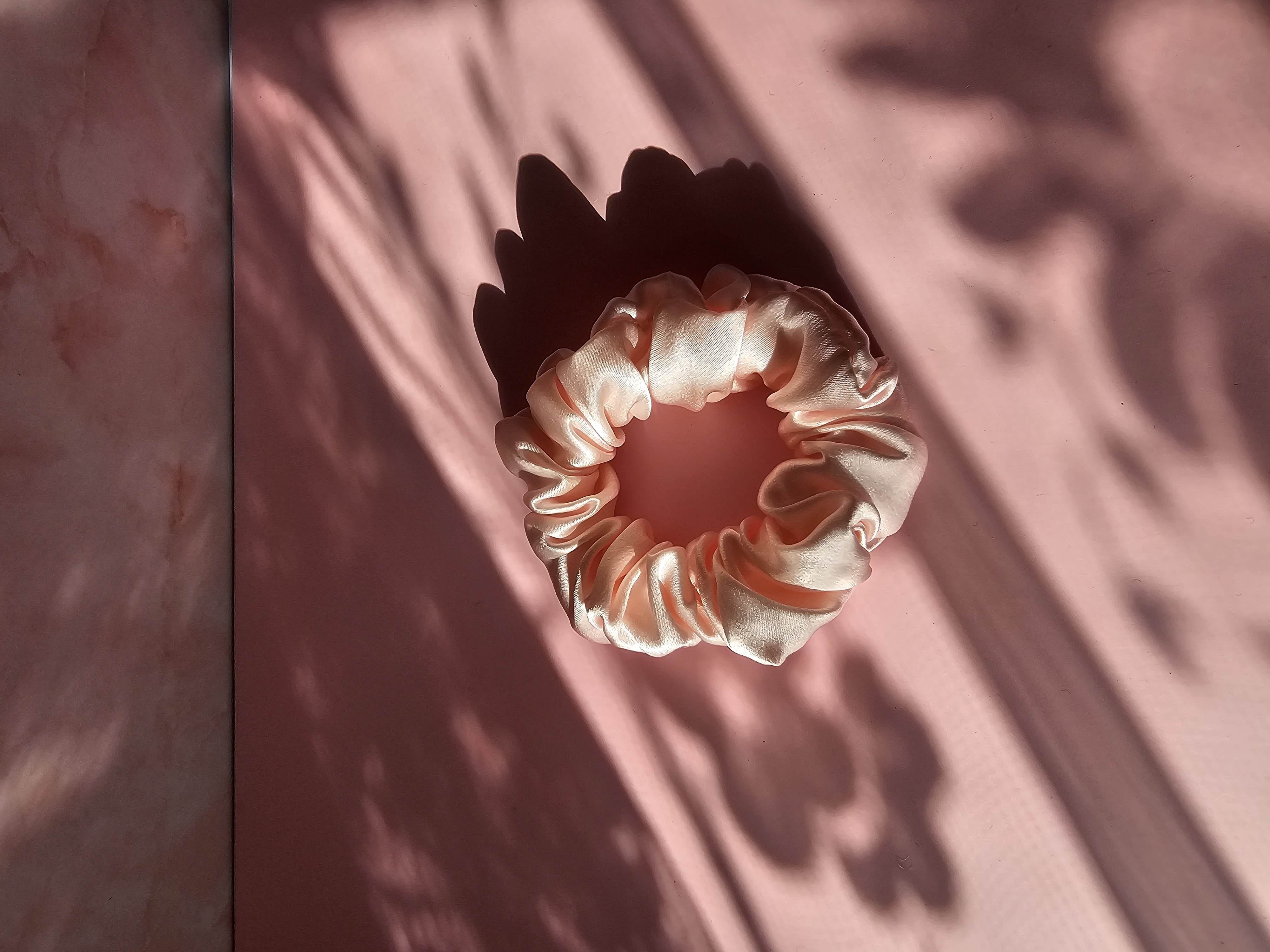 Maxi šilkinė plaukų gumytė - švelniai rožinė