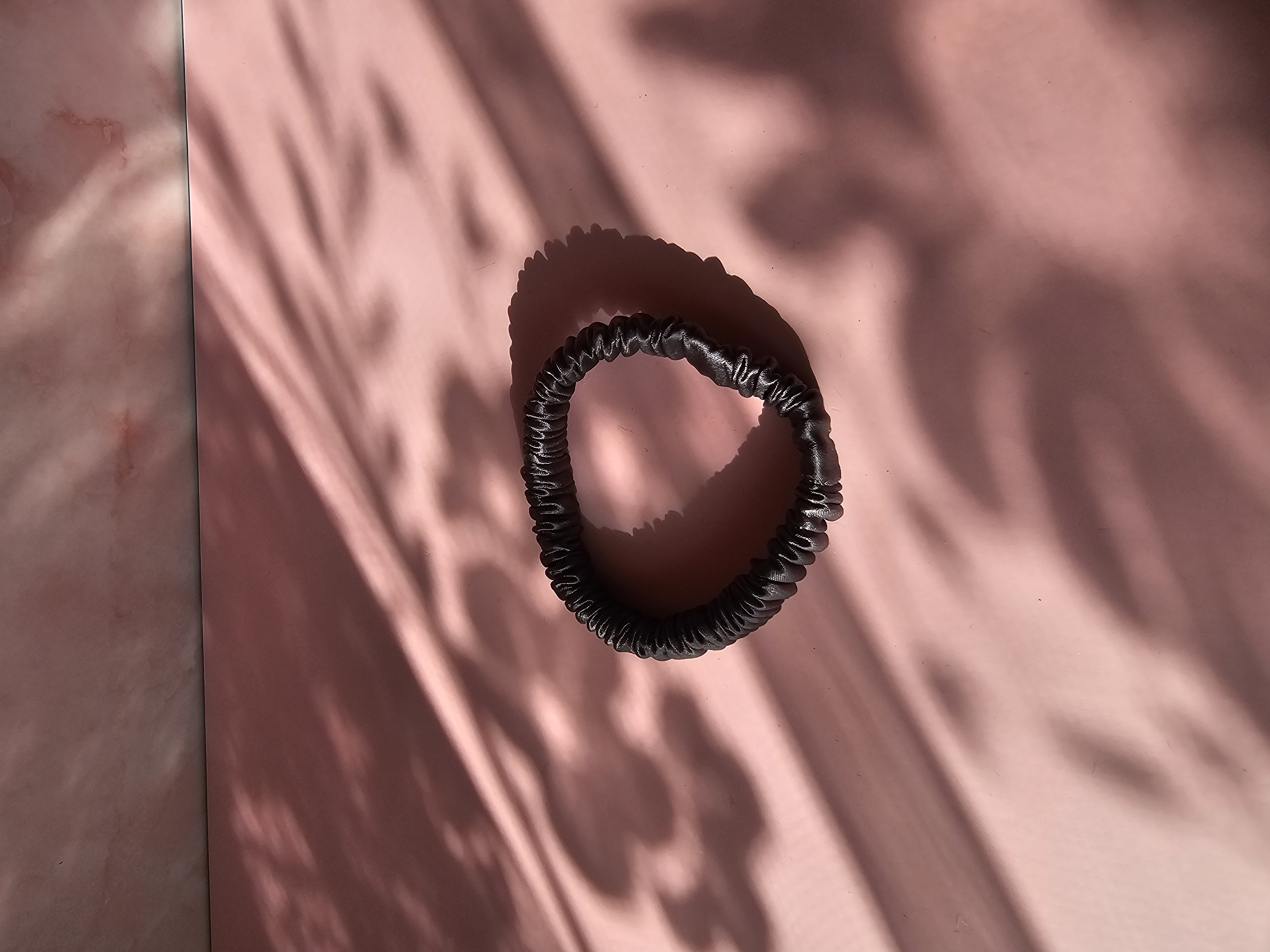 Mini šilkinė gumytė - tamsiai ruda