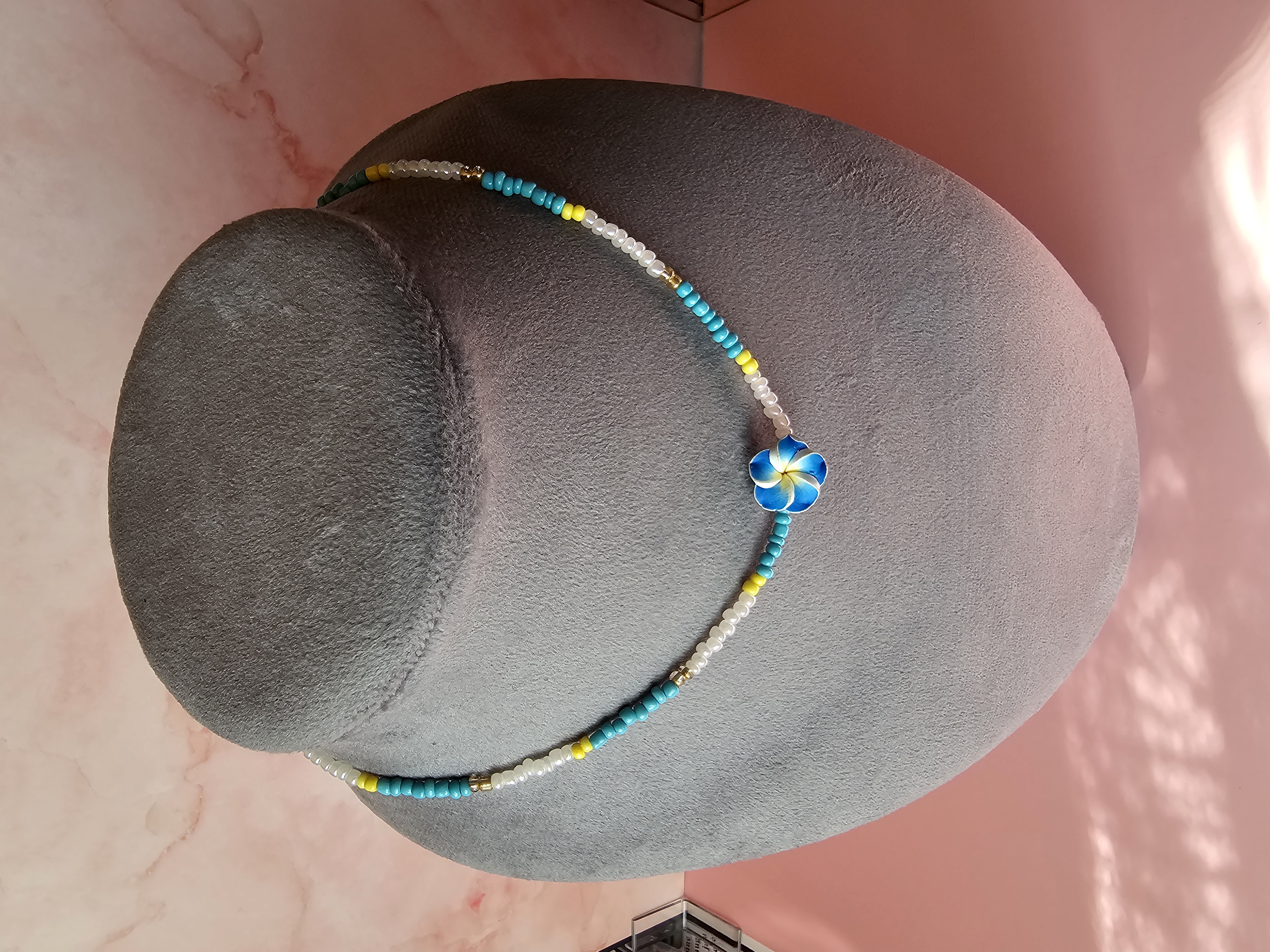 Kaklo karoliai su mėlyna gėle